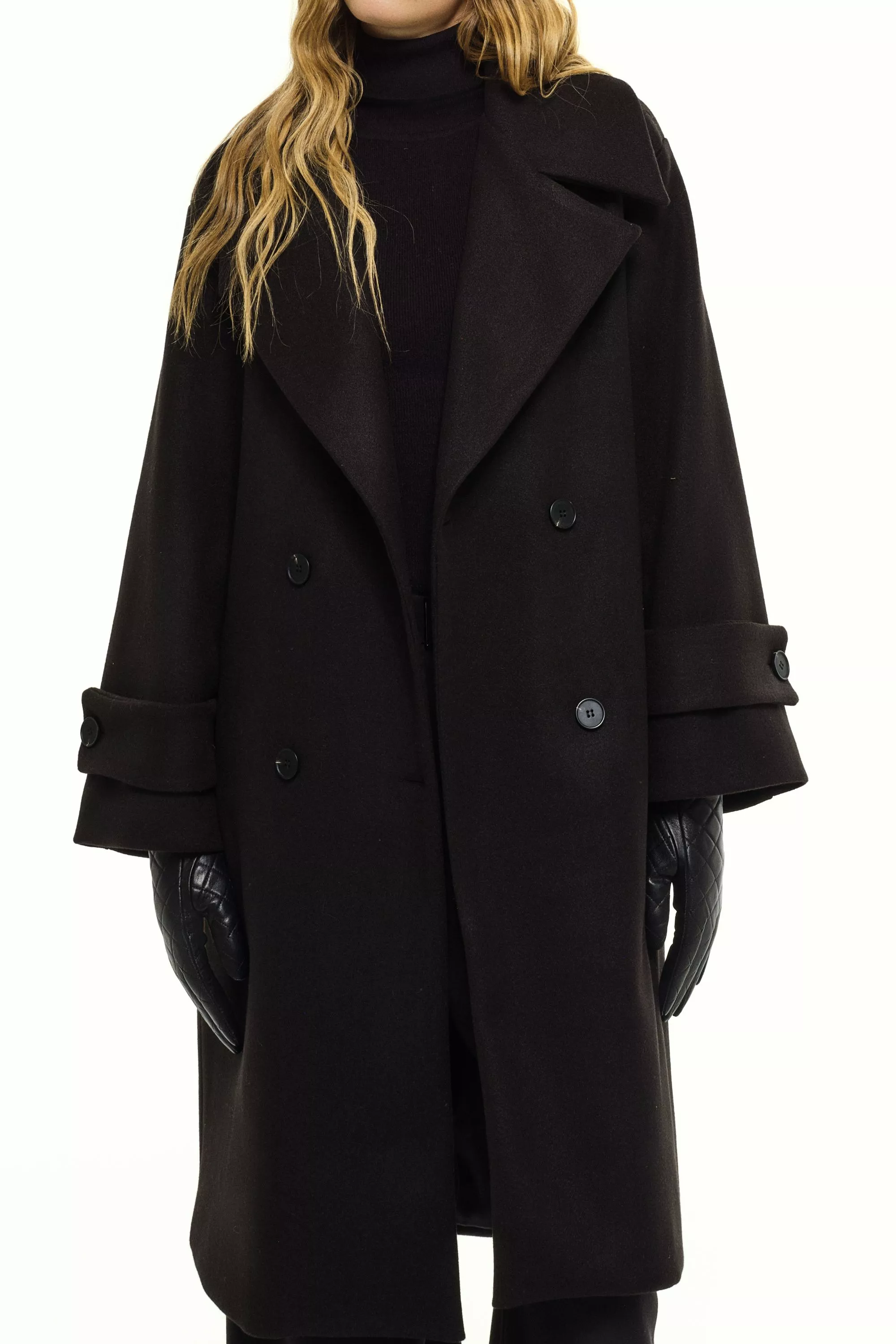 Damen Zweireihiger Mantel in Schwarz von Ricano, Detailansicht am Model
