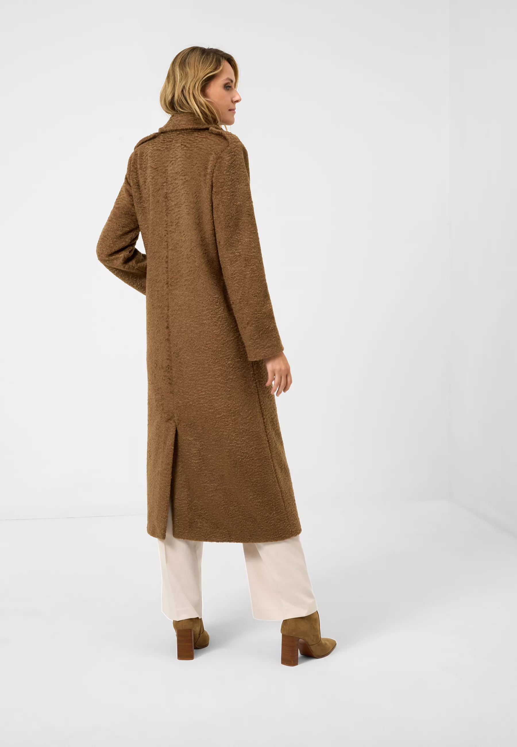 Damen Textil Mantel Pina in Braun von Ricano, Rückansicht am Model