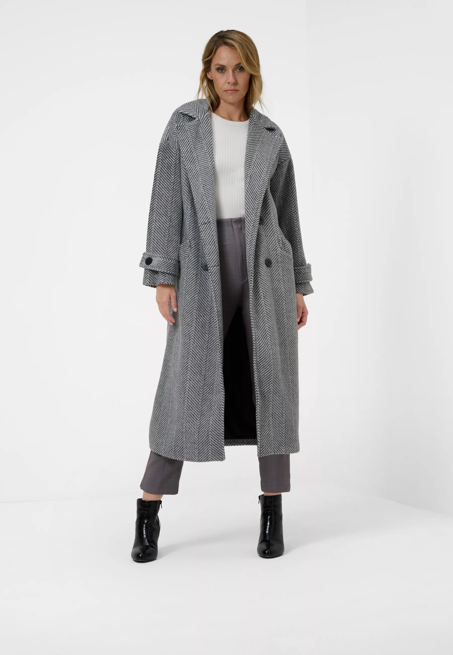 Damen Textil Mantel Franca in Grau gestreift von Ricano, Frontansicht am Model