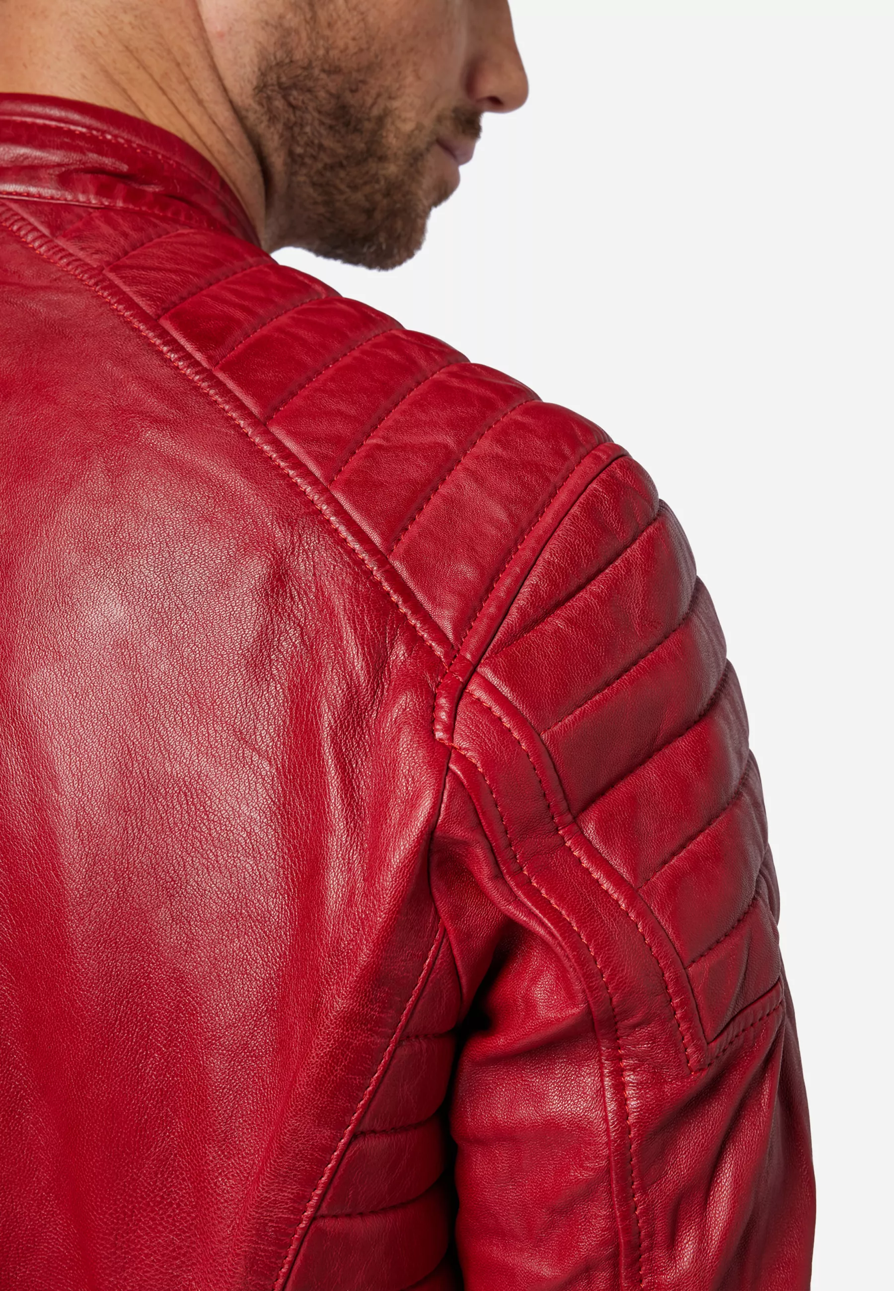 Herren Lederjacke Cooper in Rot von Ricano, Detailansicht am Model Schulter