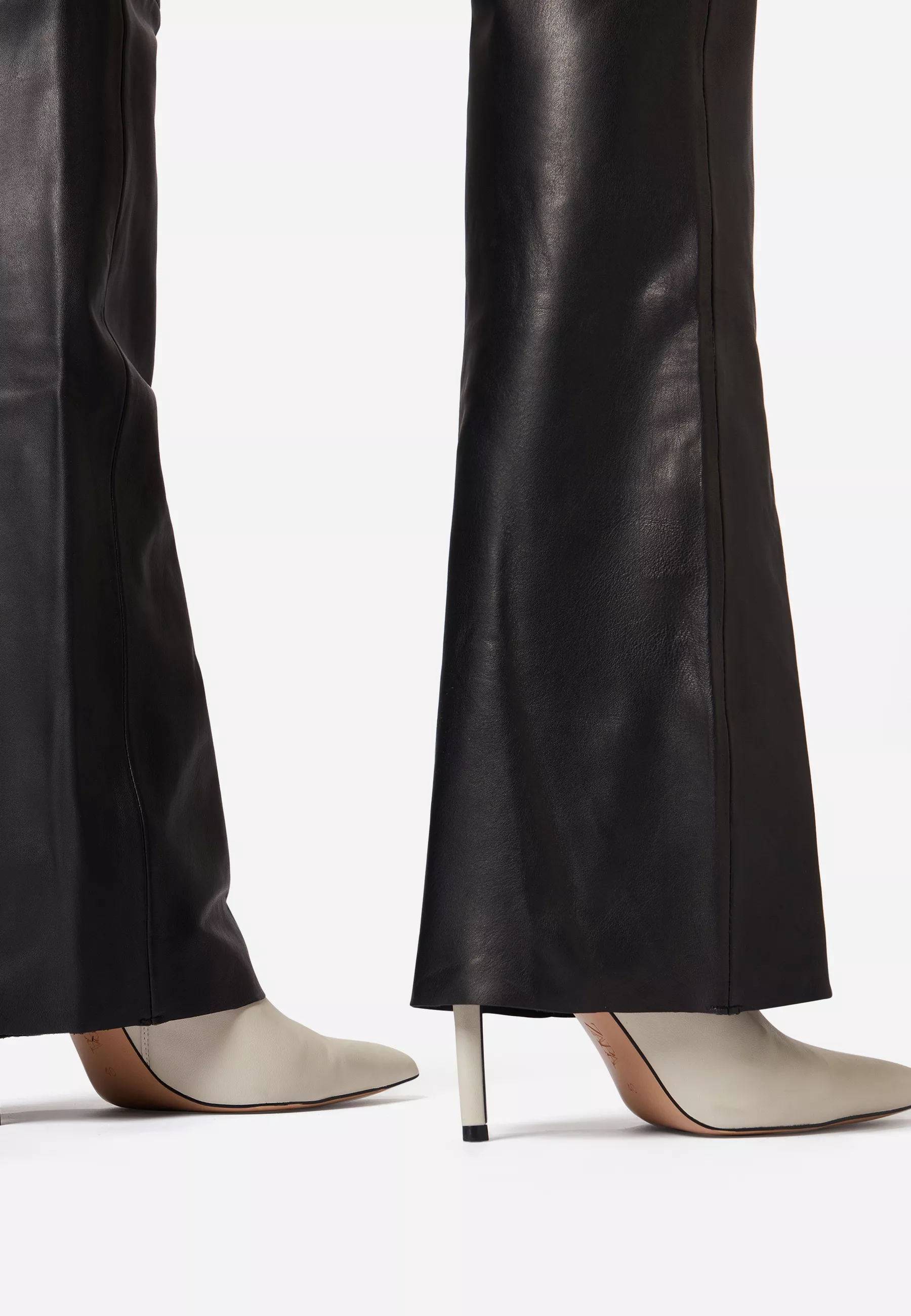 Damen Lederhose Low Cut 2 in Schwarz von Ricano, Detailansicht vom Bein im Bootcut Stil am Model