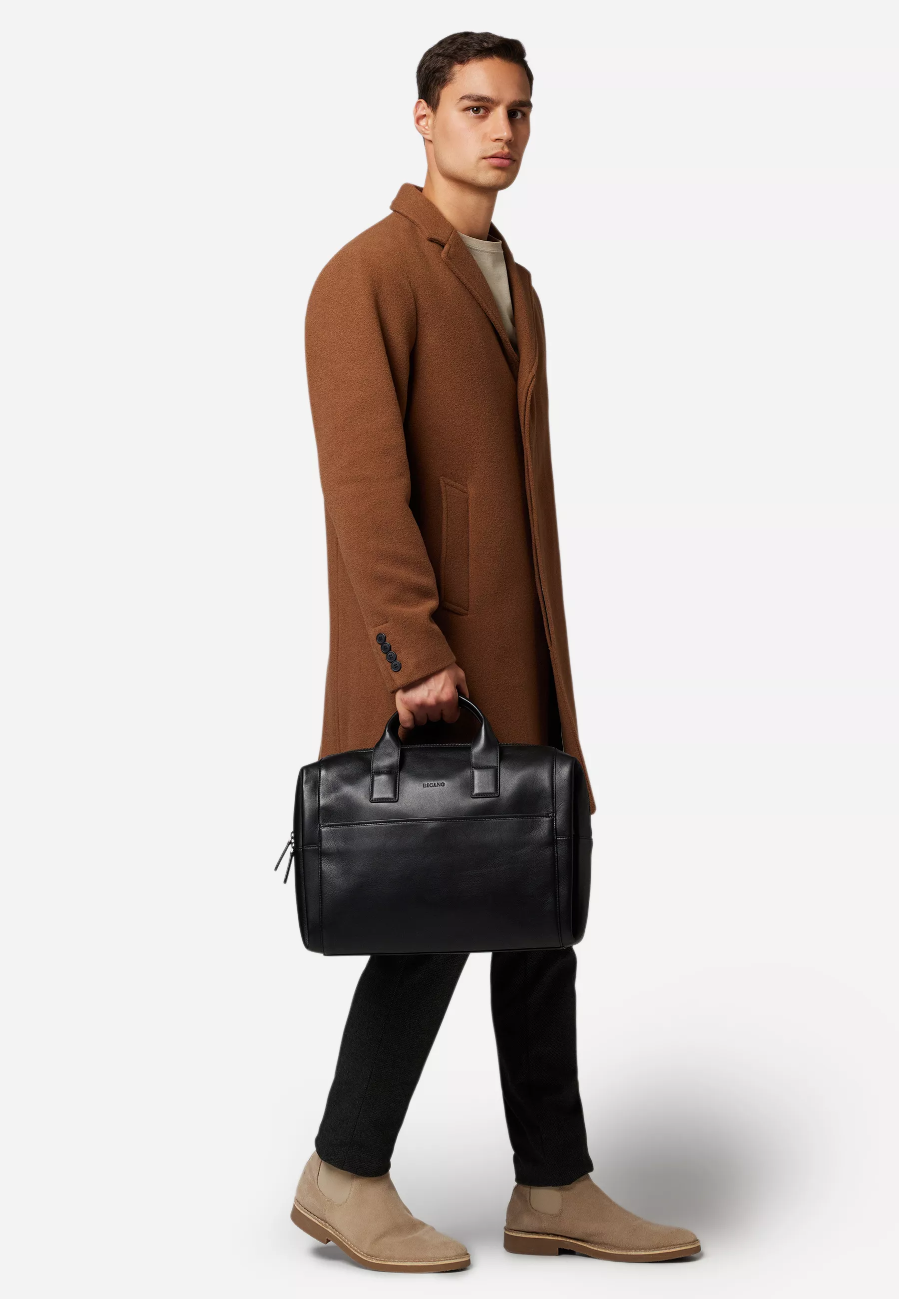 Herren Ledertasche Laptoptasche Noah in schwarz von RICANO, Vollansicht am Model