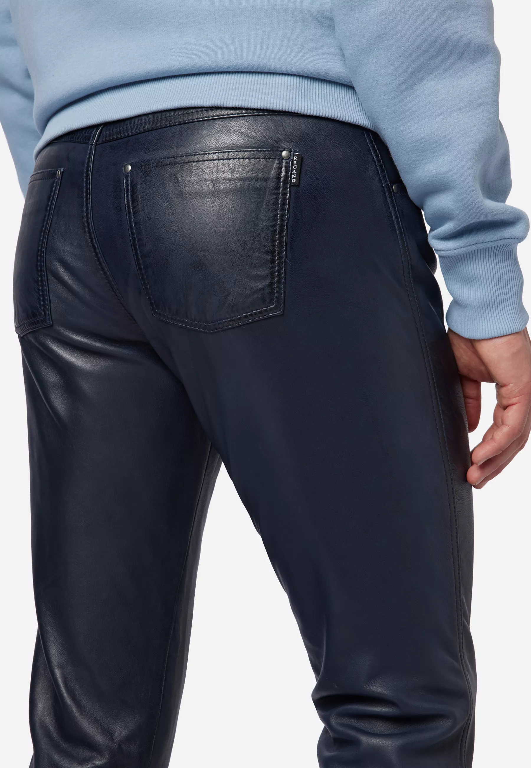 Herren Lederhose Slim Fit in Blau von Ricano, Detailansicht vom Five Pocket Look am Model