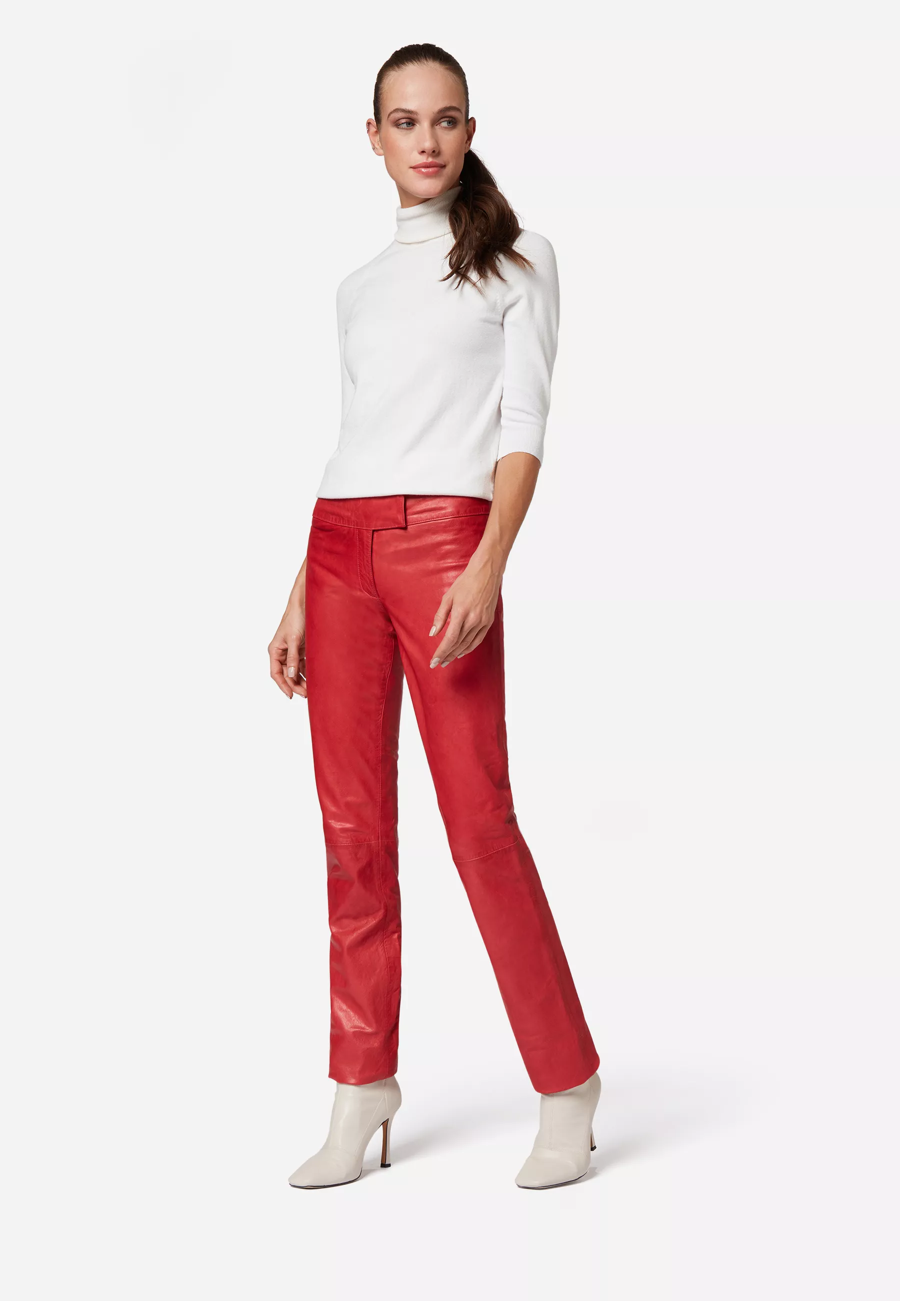 Damen Lederhose Low Cut in Rot von Ricano, Vollansicht am Model