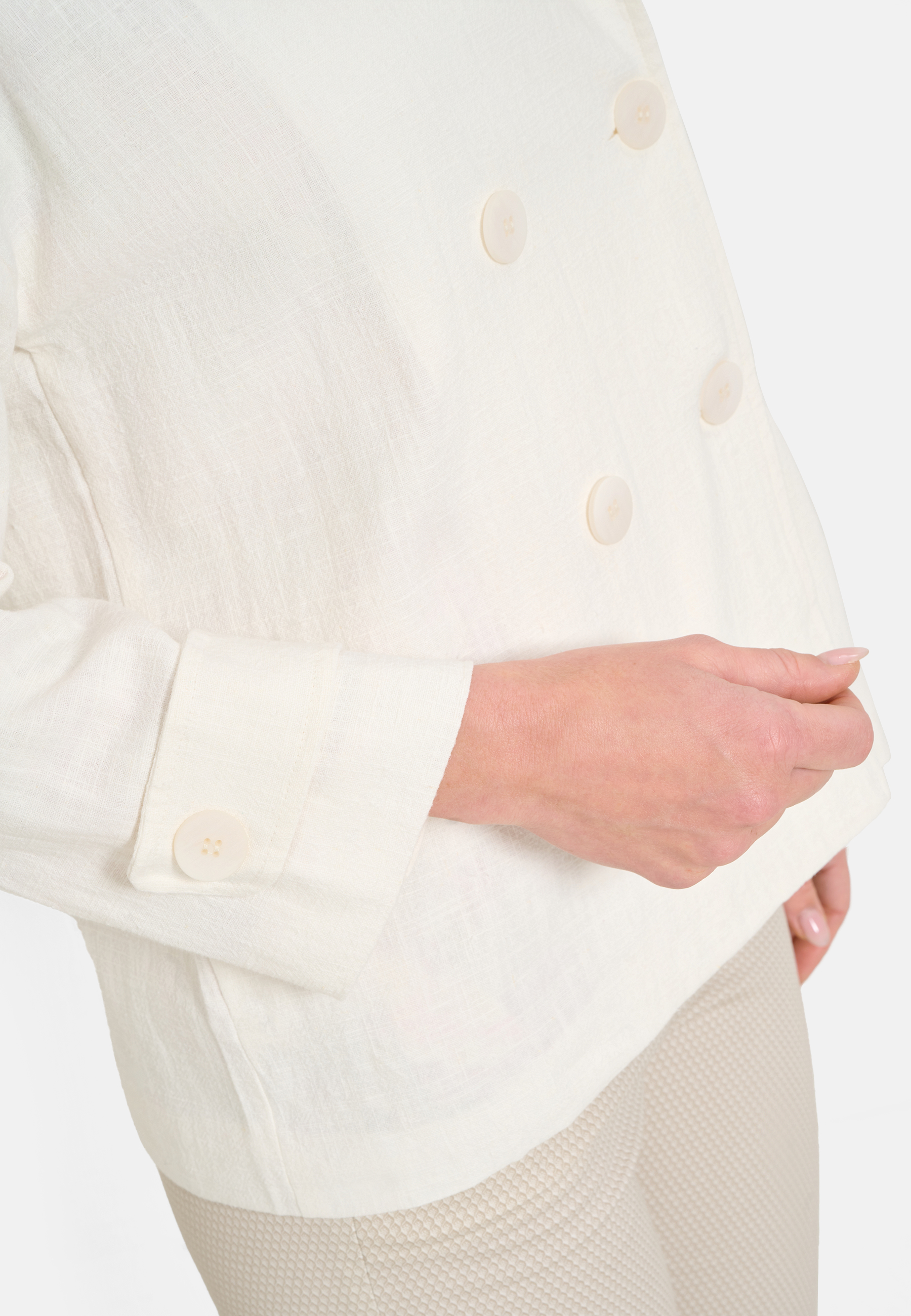 Damen Textil Mantel Fiorella in Creme von Ricano, Detailansicht Zwei weiße Knopfreihen am Ärmel und für Verschluss,