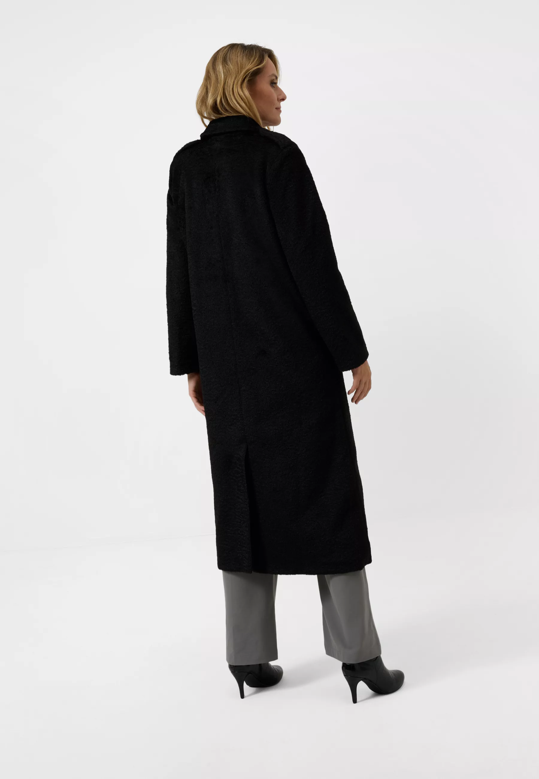 Damen Textil Mantel Pina in Schwarz von Ricano, Rückansicht am Model