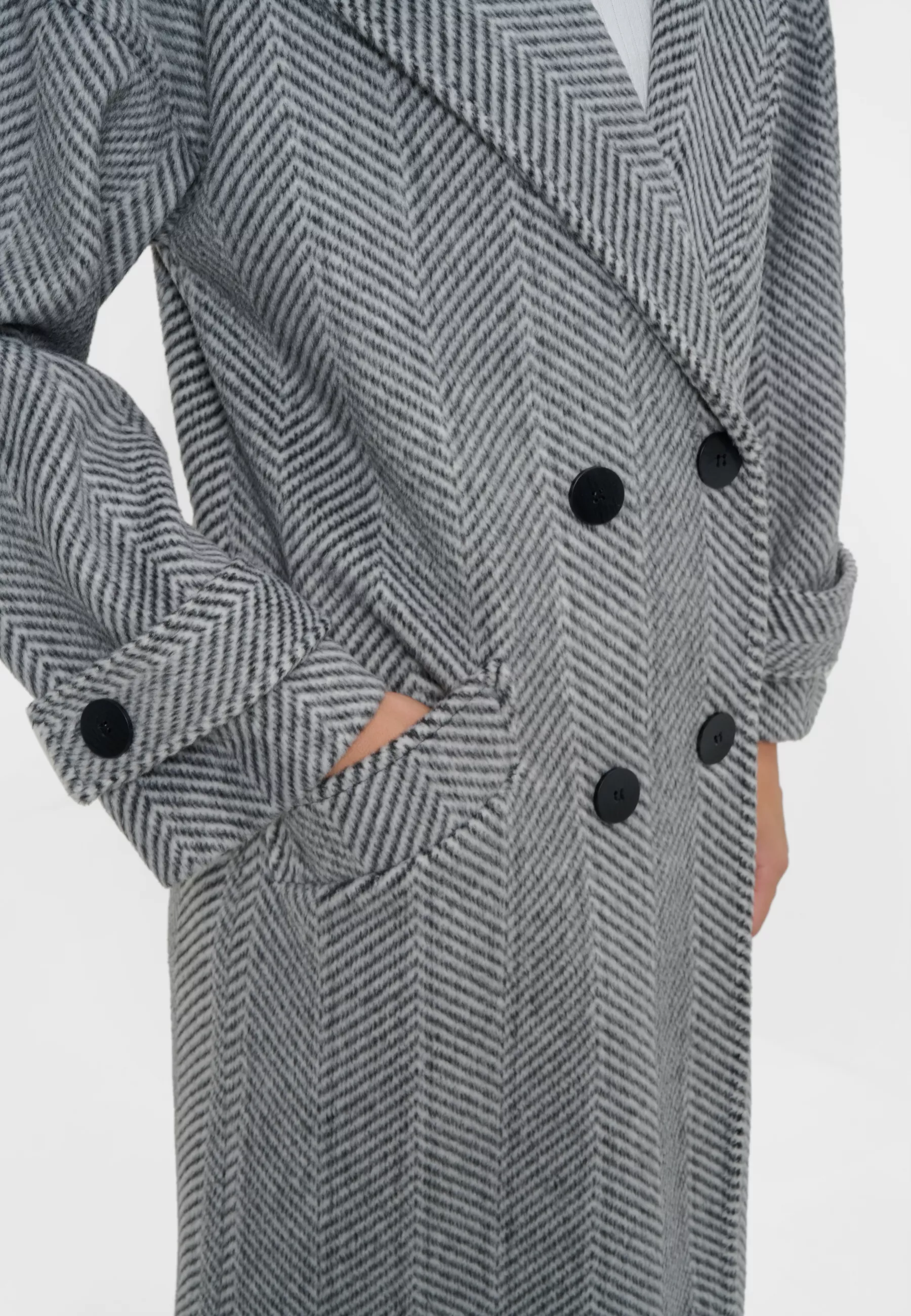 Damen Textil Mantel Franca in Grau gestreift von Ricano, Detailansicht am Model