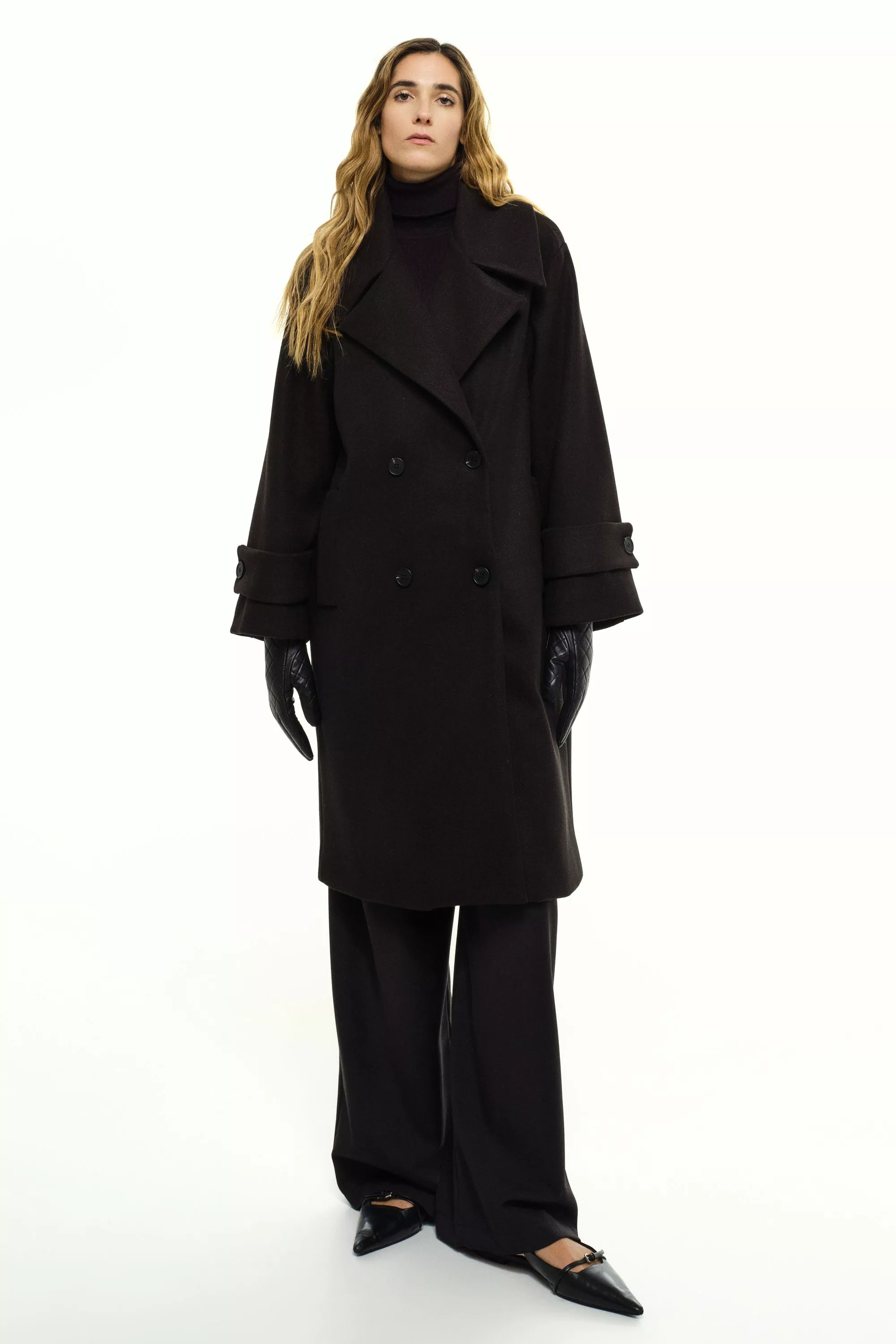 Damen Zweireihiger Mantel in Schwarz von Ricano, Frontansicht am Model