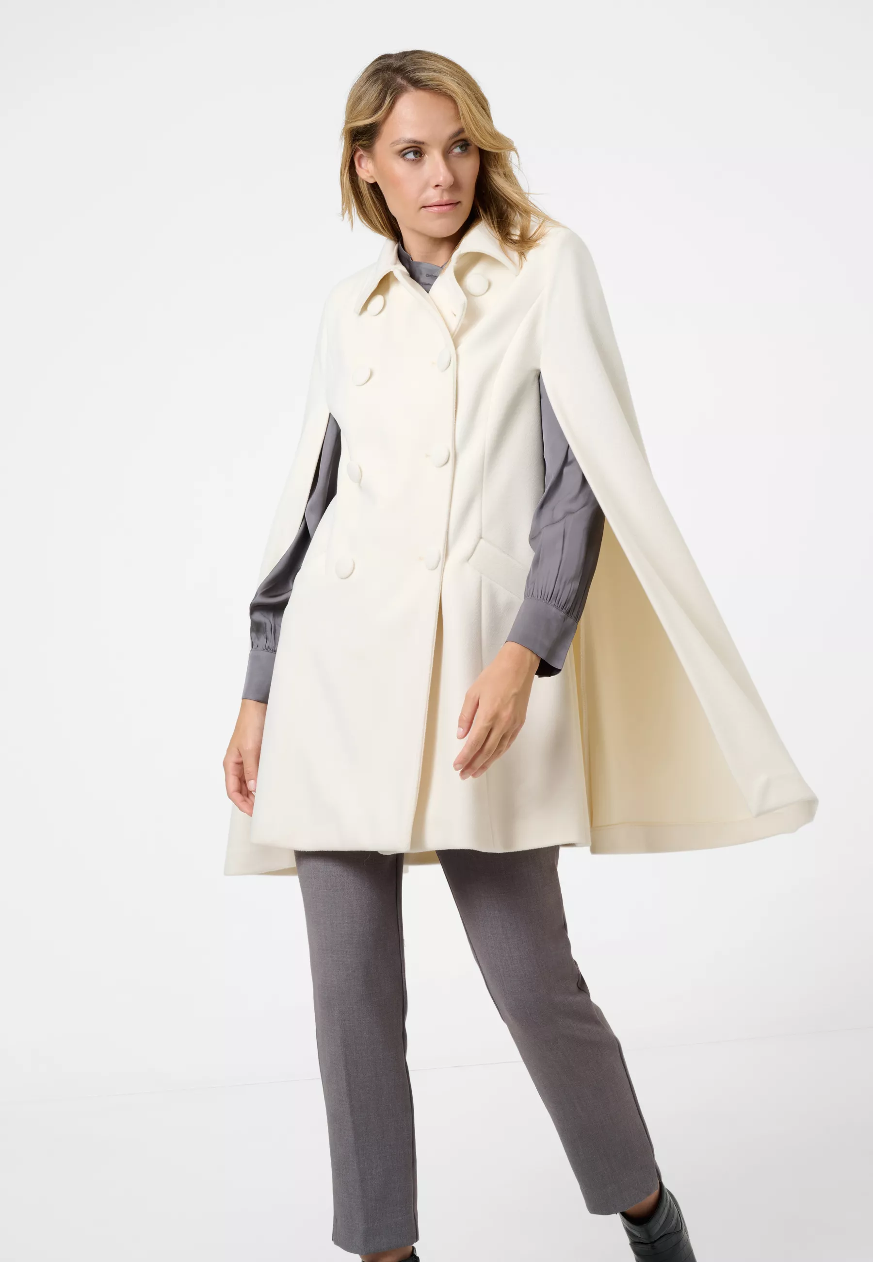 Damen Textil Mantel Noemi in Weiß von Ricano, Seitenansicht am Model