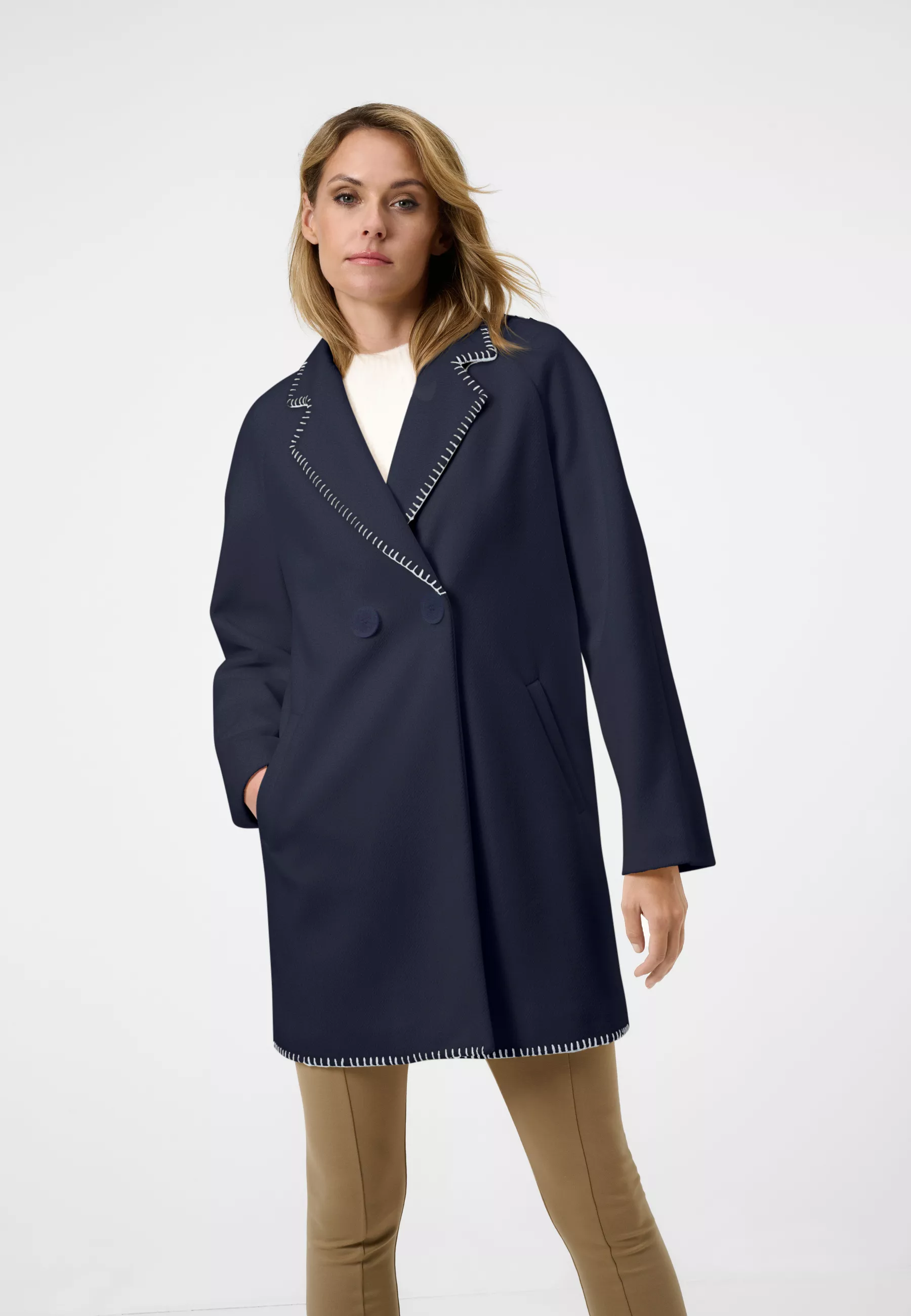 Damen Textil Mantel Silvia in Blau von Ricano, Frontansicht am Model
