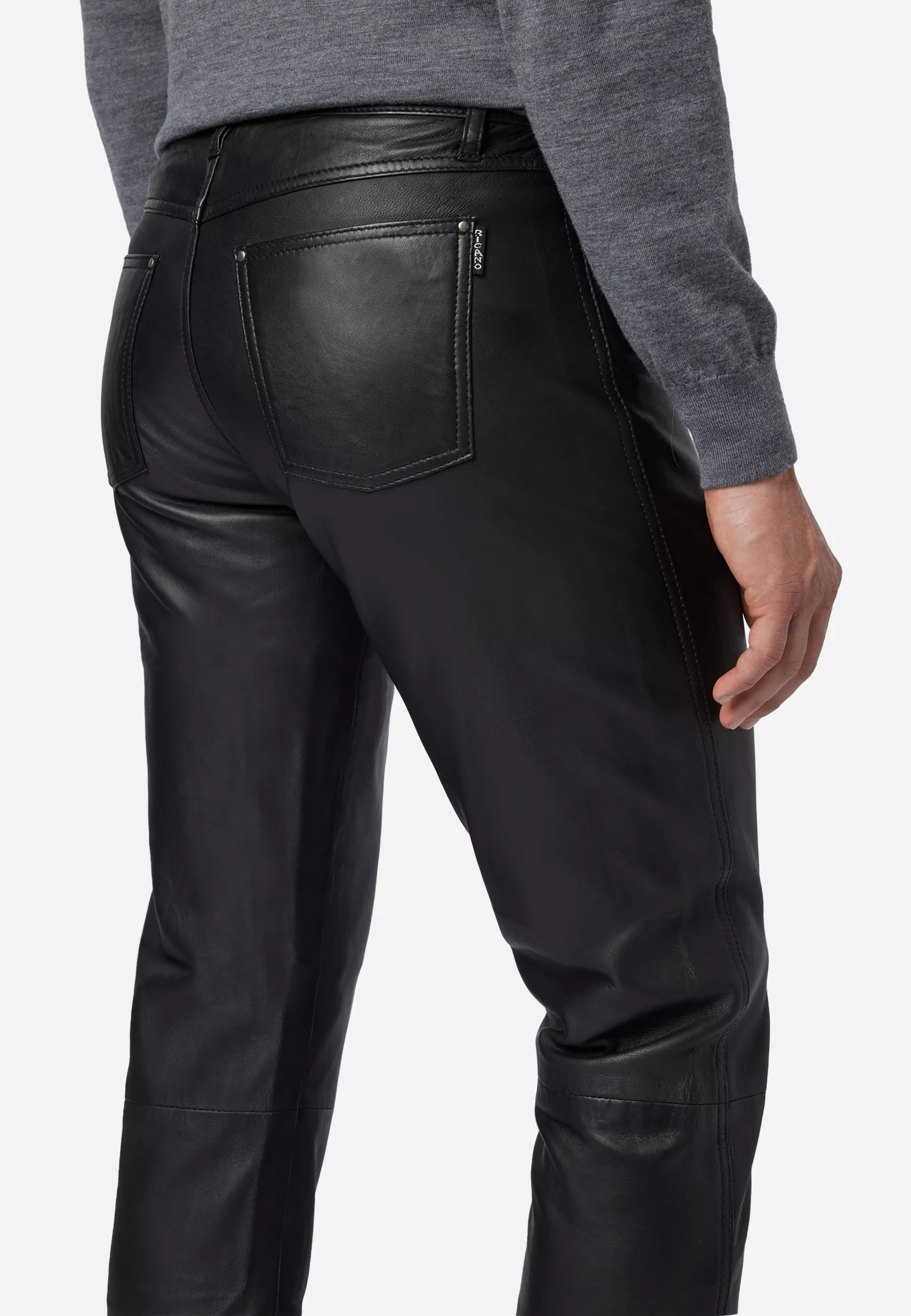 Herren Lederhose No. 3 TR Jeans in Schwarz von Ricano, Detailansicht Teilungsnaht an den Knien am Model
