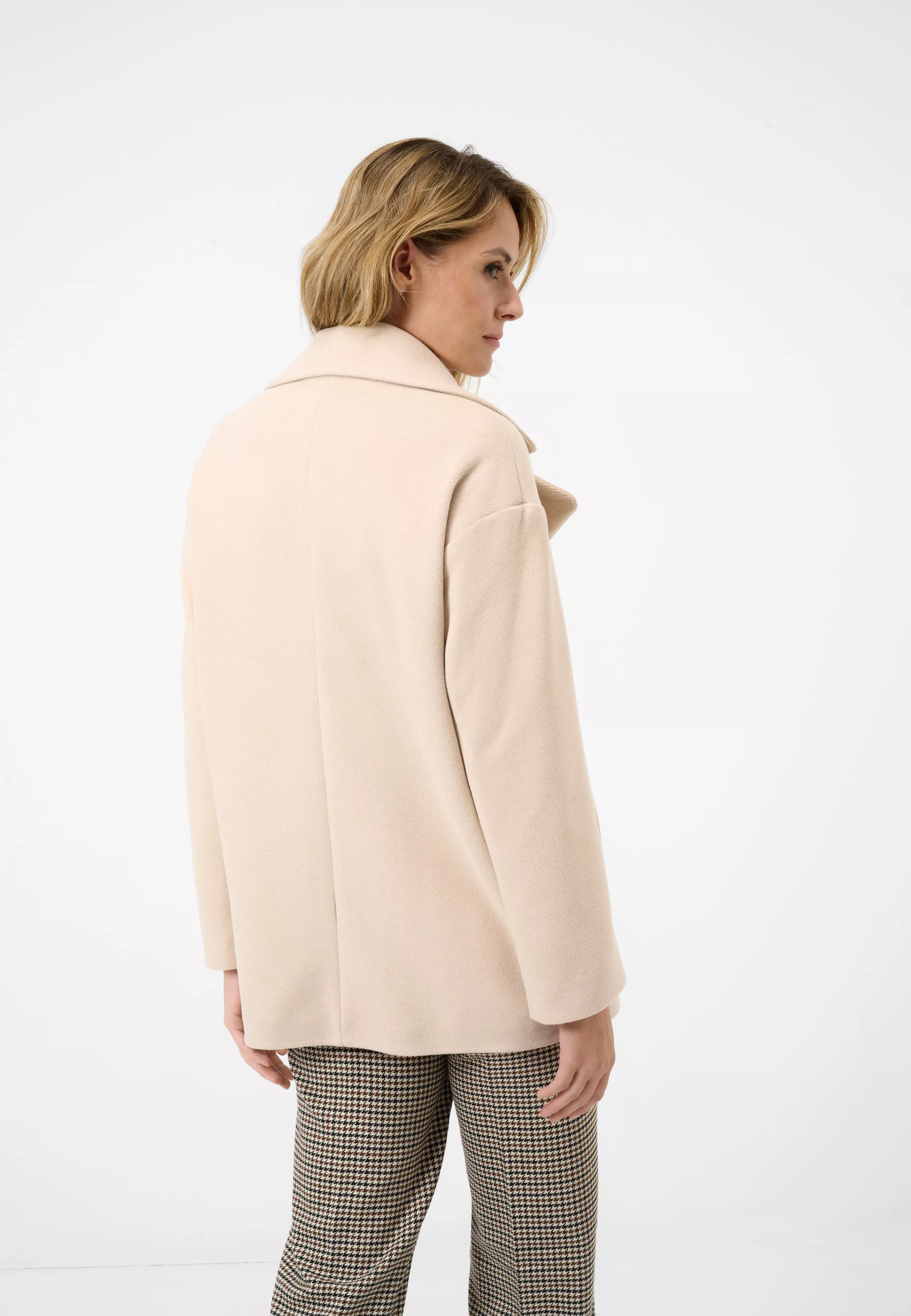 Damen Textil Mantel Nina in Beige von Ricano, Rückansicht am Model