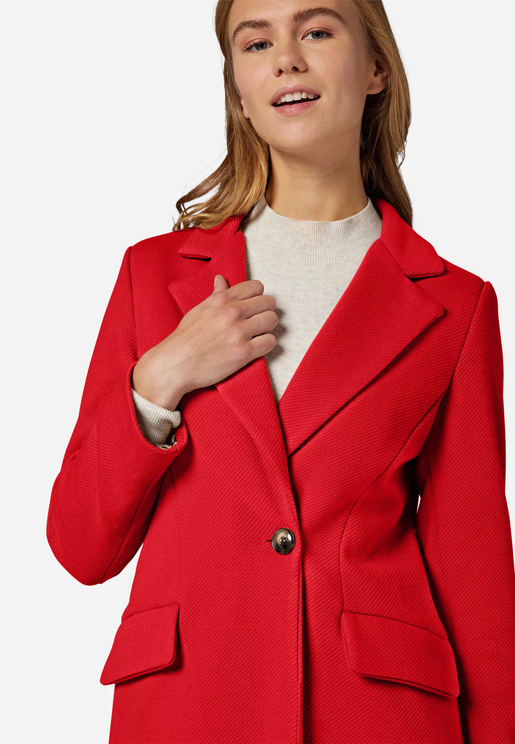 Damen Mantel Grazia in Rot von Ricano, Detailansicht am Model Reverskragen Knöpfe und Taschen