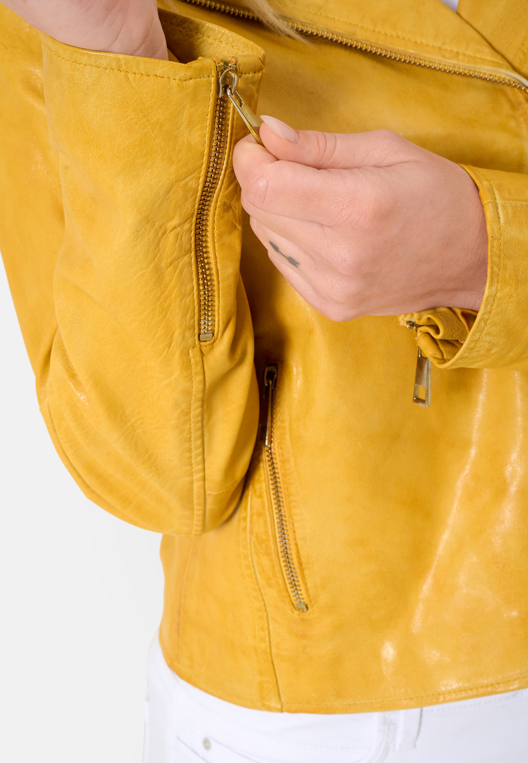Damen Lederjacke Antonia in Gelb von Ricano, Detailansicht des Reverskragen und Reißverschluss am Ärmelende am Model