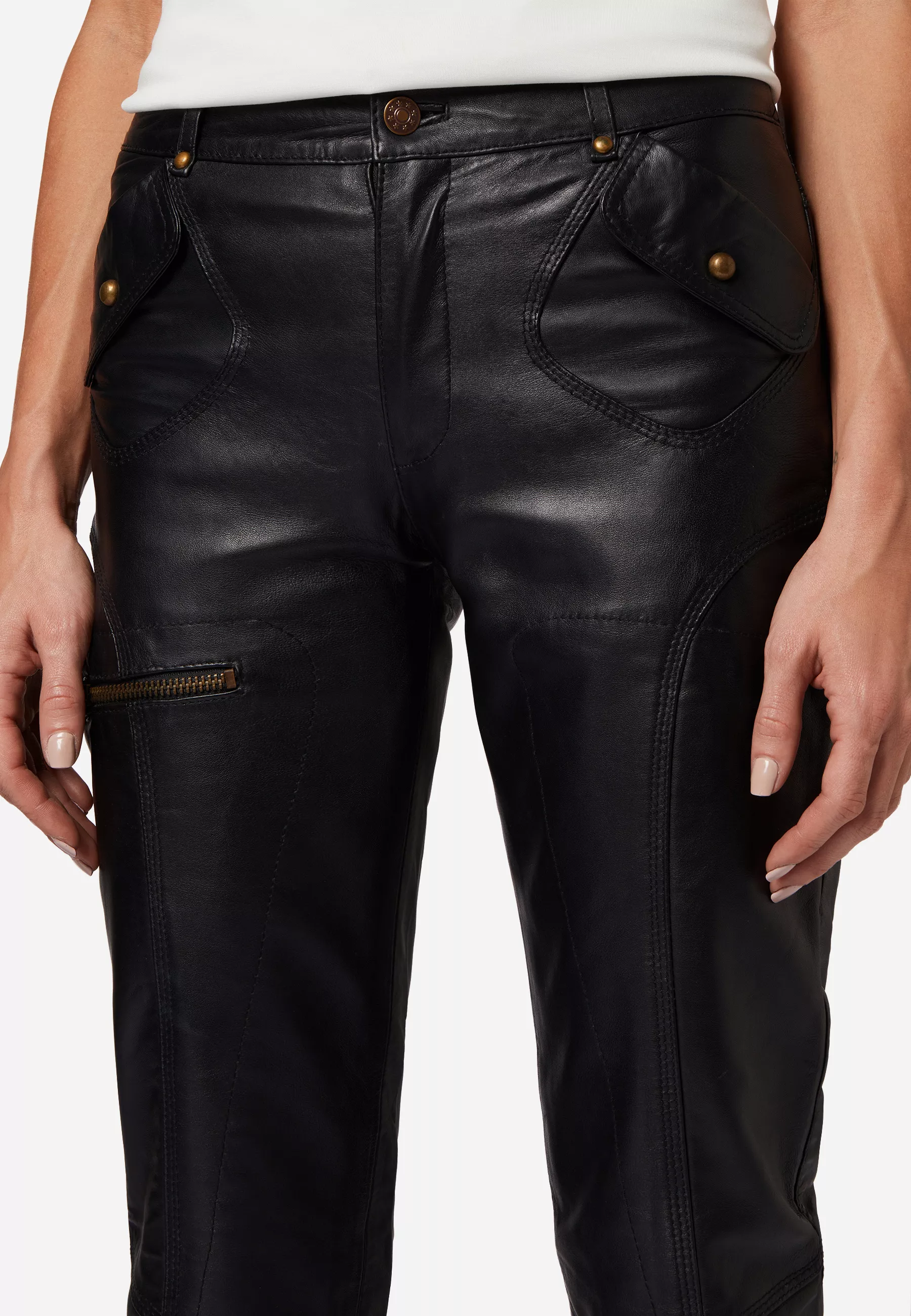 Damen Lederhose Inspire in Schwarz von Ricano, Detailansicht Nieten an den Gürtelschlaufen und abgesetzten Taschen am Model