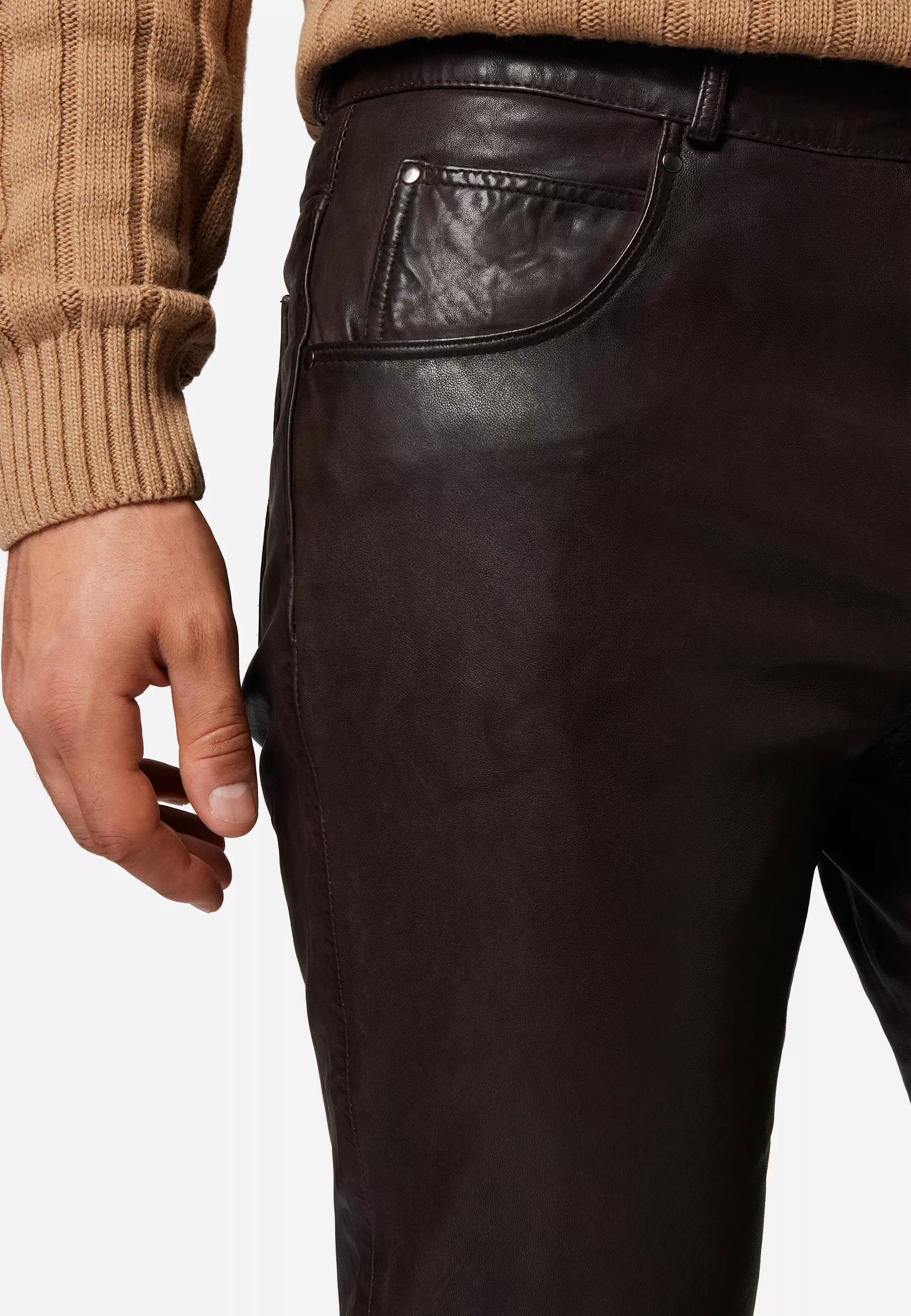 Herren Lederhose Trant Pant in Braun von Ricano, Detailansicht Taschen am Model