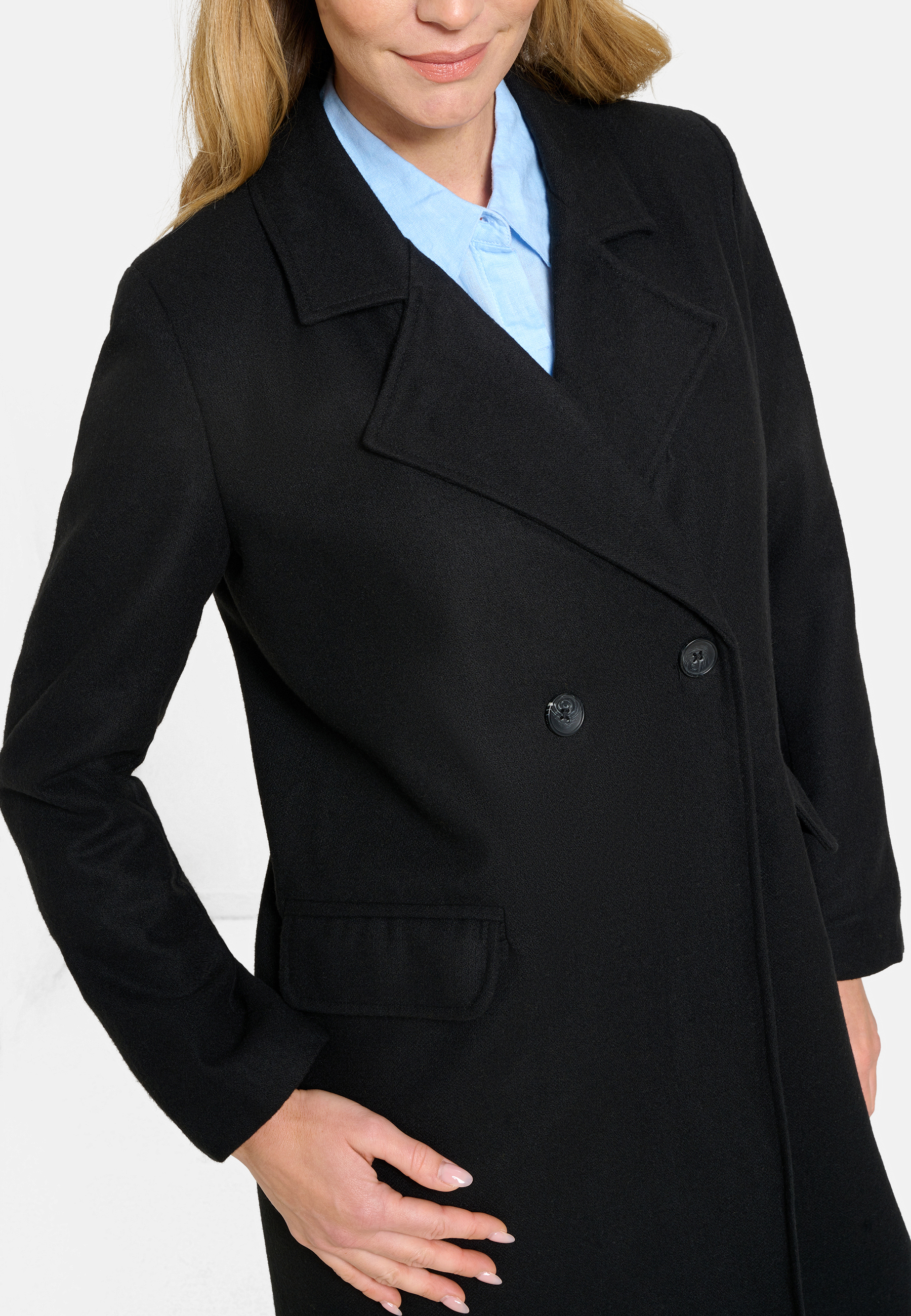 Damen Textil Mantel Alberta in Schwarz von Ricano, Detailansicht Reversekragen mit V-Ausschnitt, Zwei reihen Knopfschluss, Zwei Einklapp Taschen