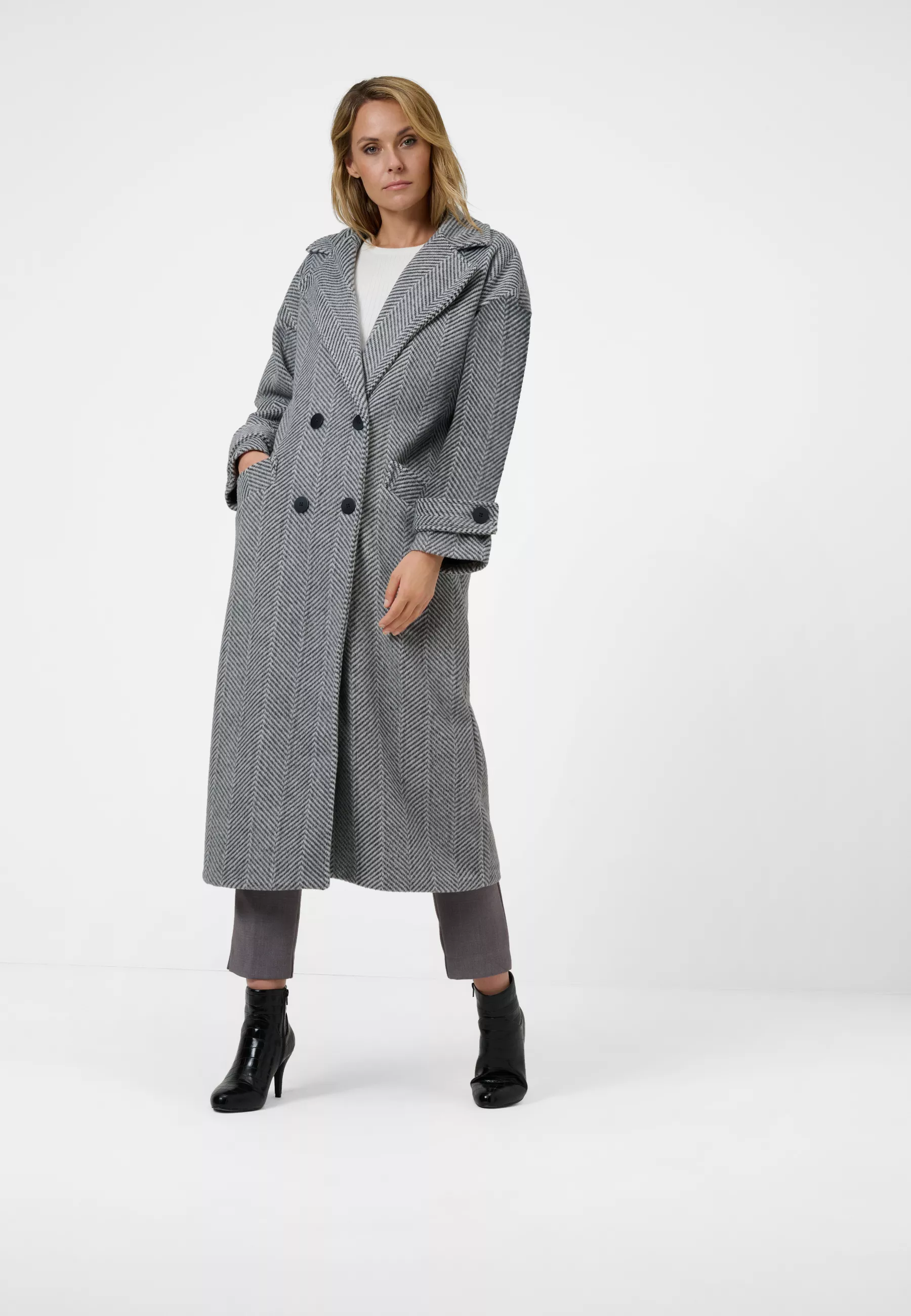 Damen Textil Mantel Franca in Grau gestreift von Ricano, Vollansicht am Model