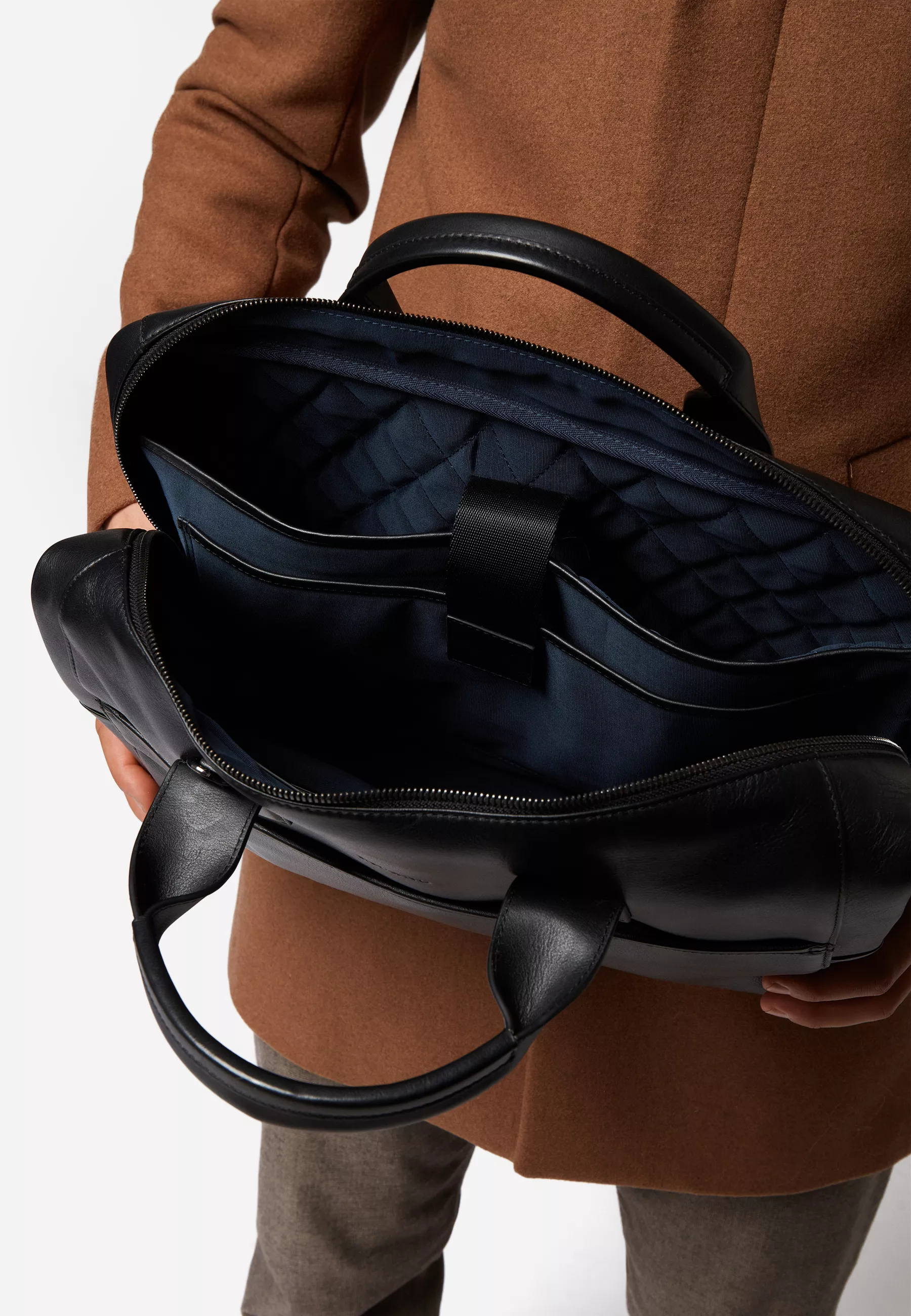Herren Ledertasche Laptoptasche Noah in schwarz von RICANO, Detailansicht am Model