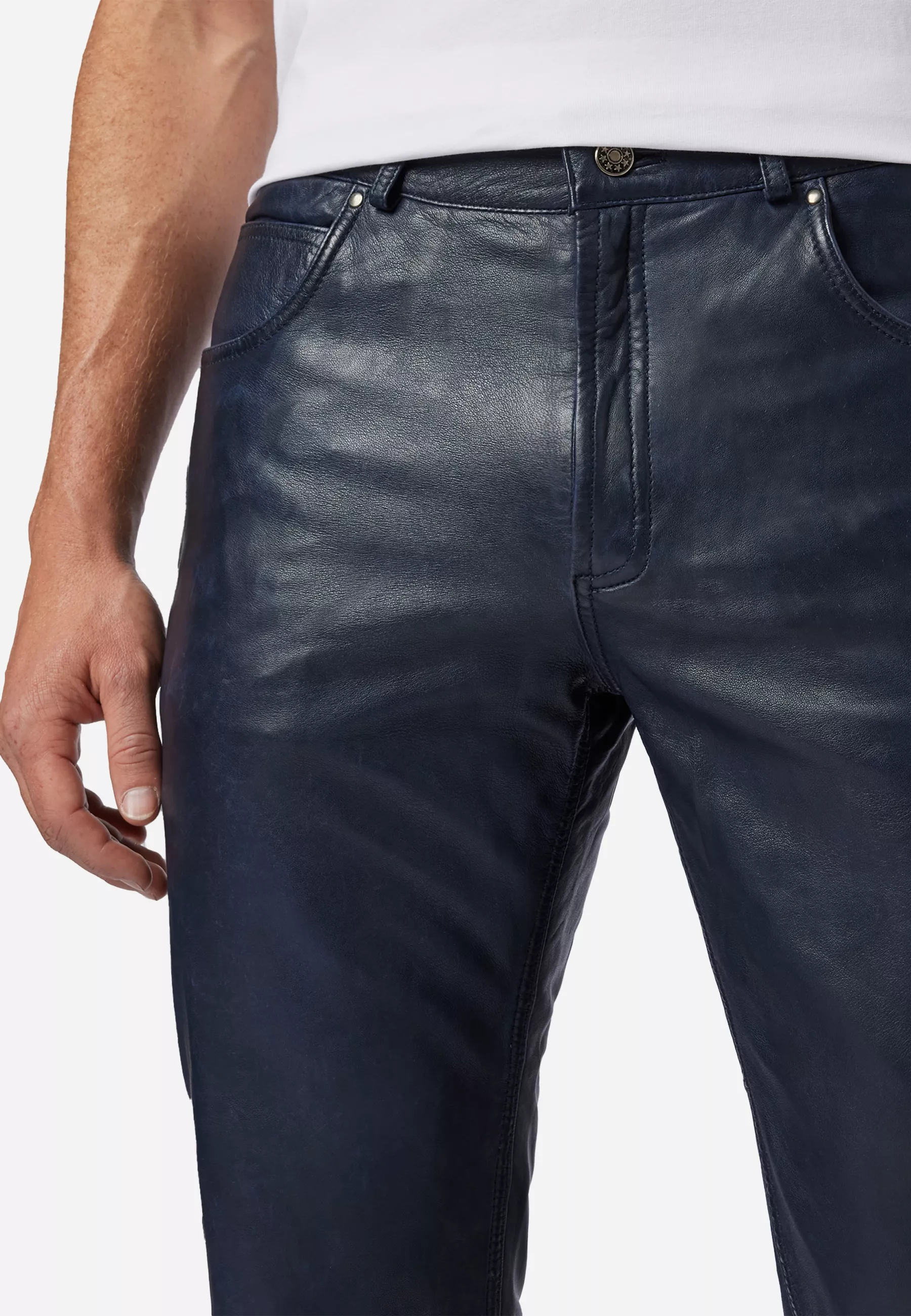 Herren Lederhose Trant Pant in Blau von Ricano, Detailansicht Taschen am Model