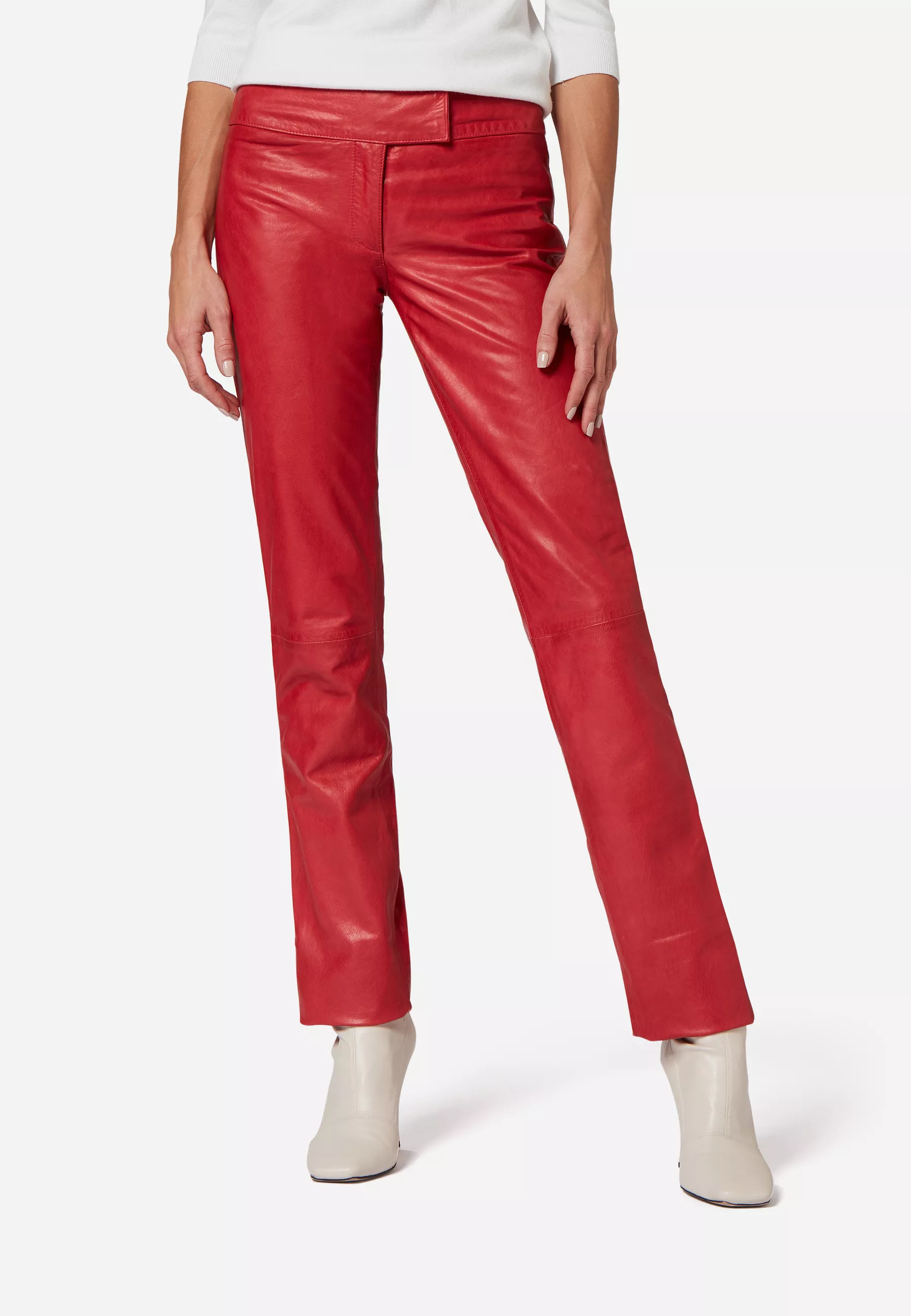 Damen Lederhose Low Cut in Rot von Ricano, Frontansicht am Model
