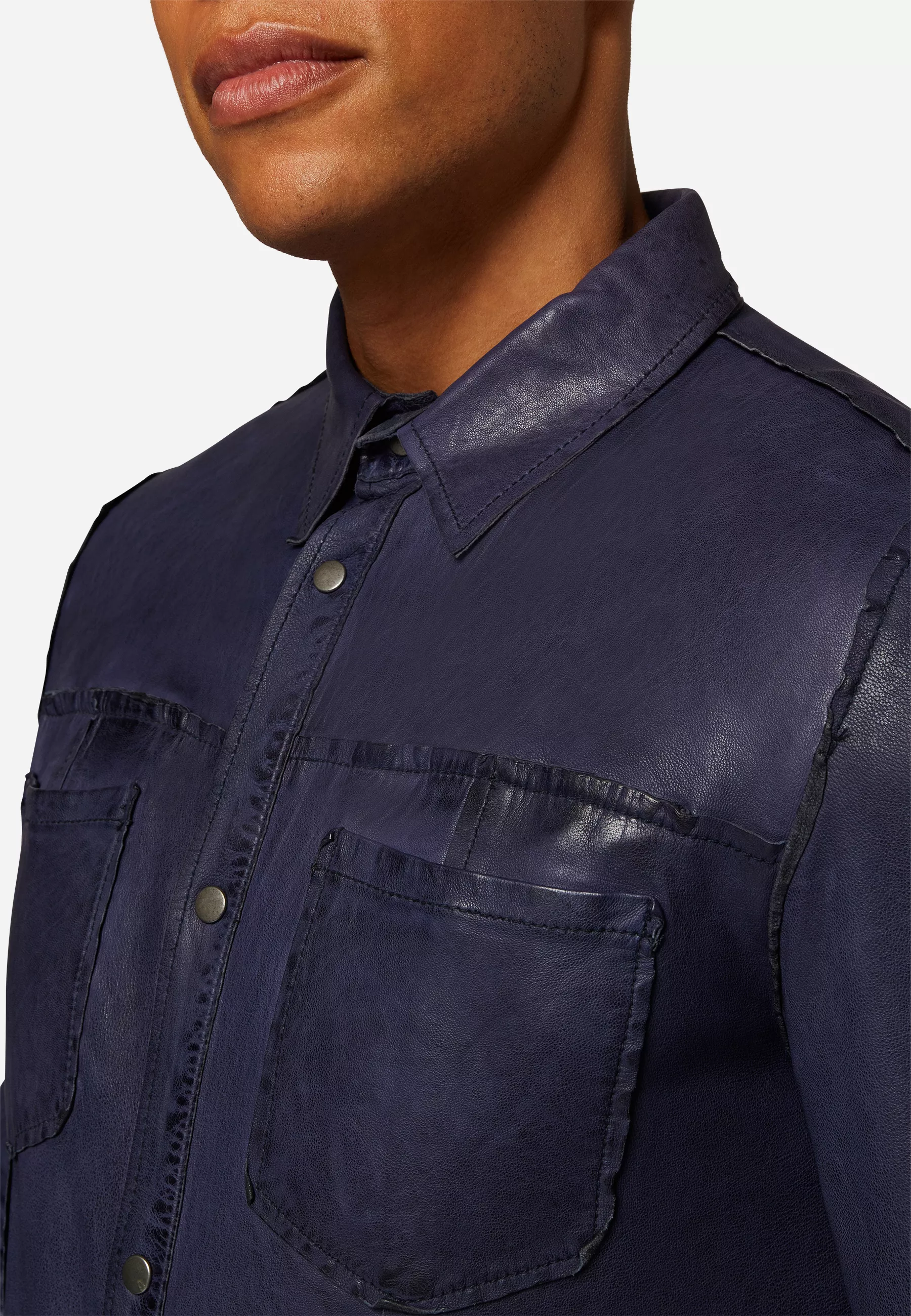 Herren Lederjacke Reverse Shirt Glattleder in Blau von Ricano, Detailansicht am Model vom Kragen und den Brusttaschen