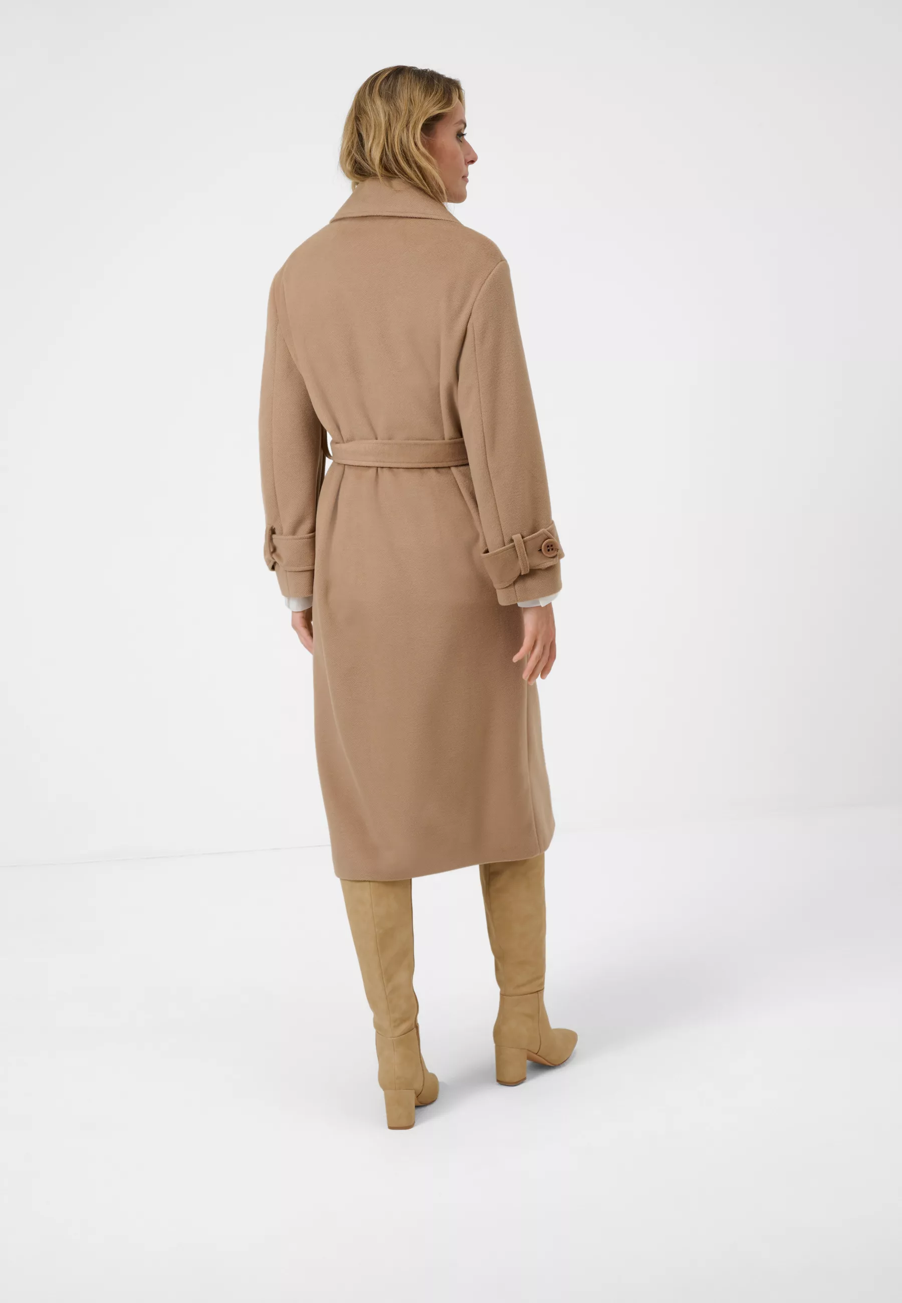 Damen Textil Mantel Selma in Camel von Ricano, Rückenansicht am Model