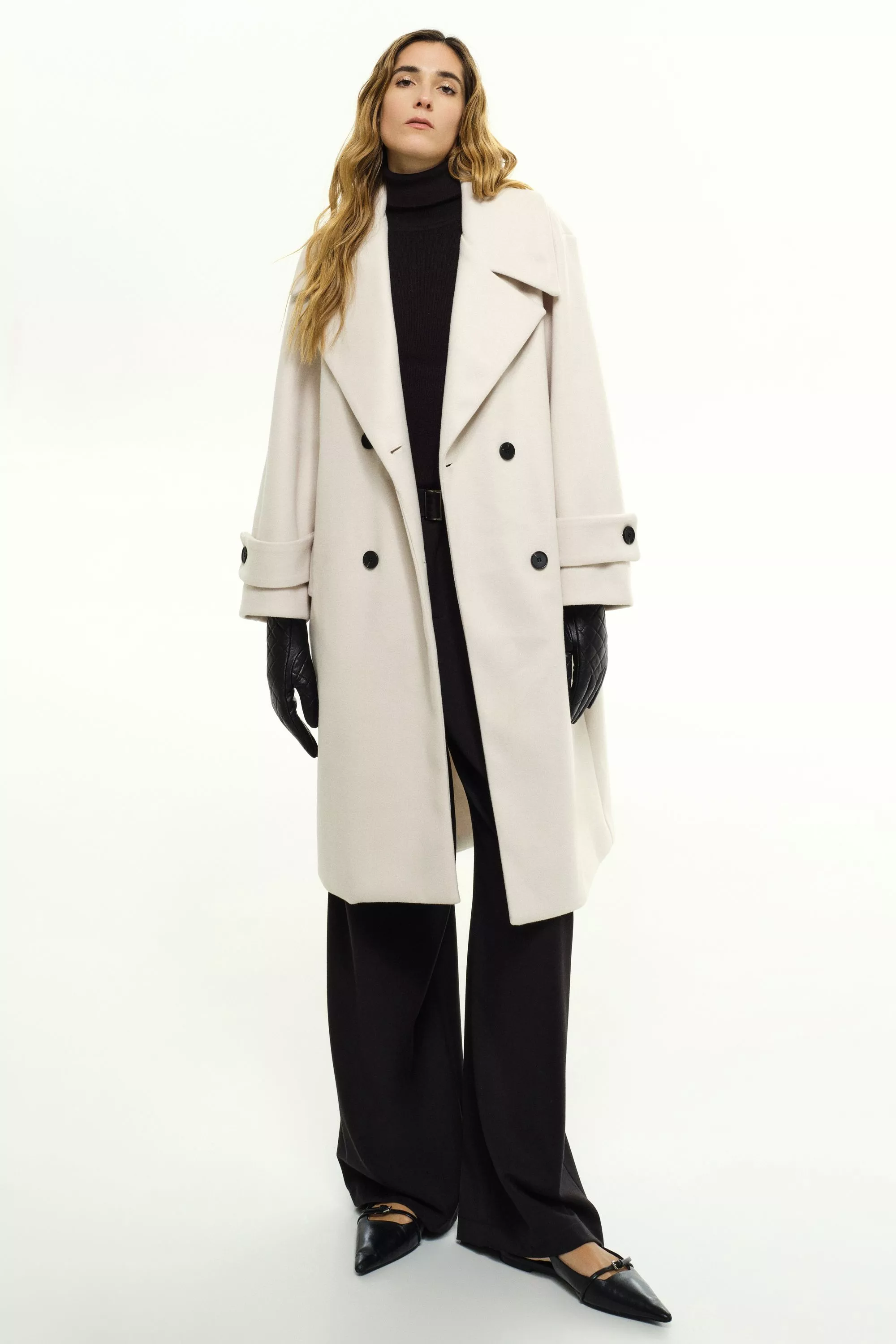 Damen Zweireihiger Mantel in Weiß von Ricano, Frontansicht am Model