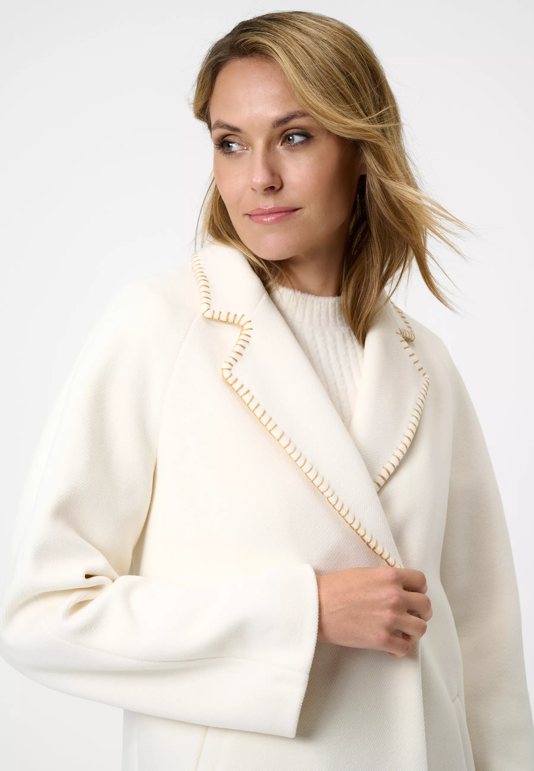 Damen Textil Mantel Silvia in Weiß von Ricano, Frontansicht am Model