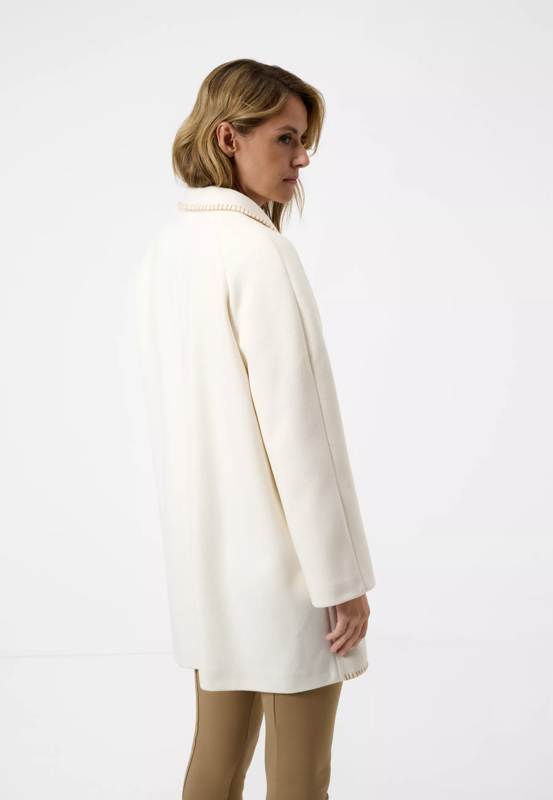 Damen Textil Mantel Silvia in Weiß von Ricano, Rückansicht am Model