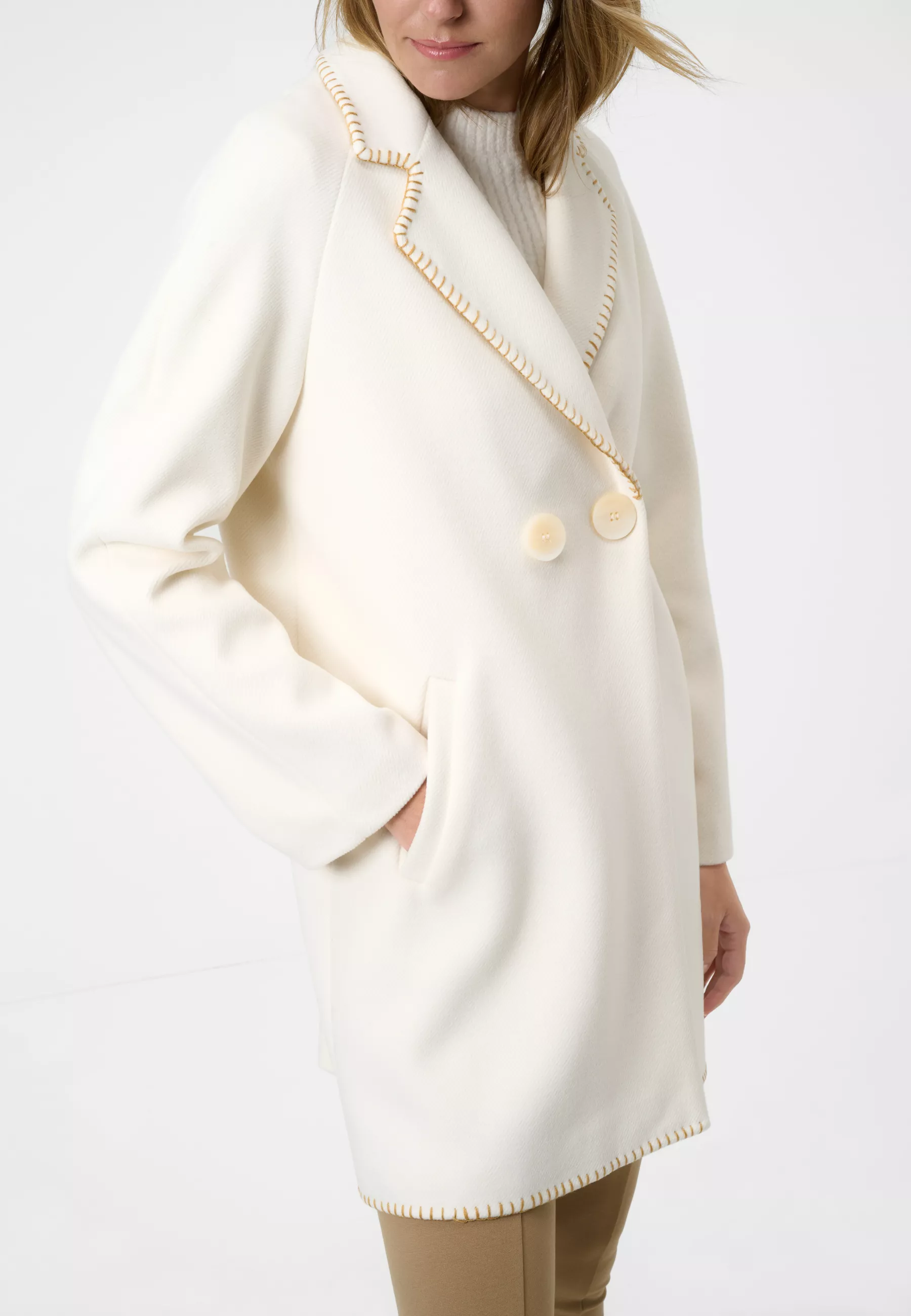 Damen Textil Mantel Silvia in Weiß von Ricano, Detailansicht am Model