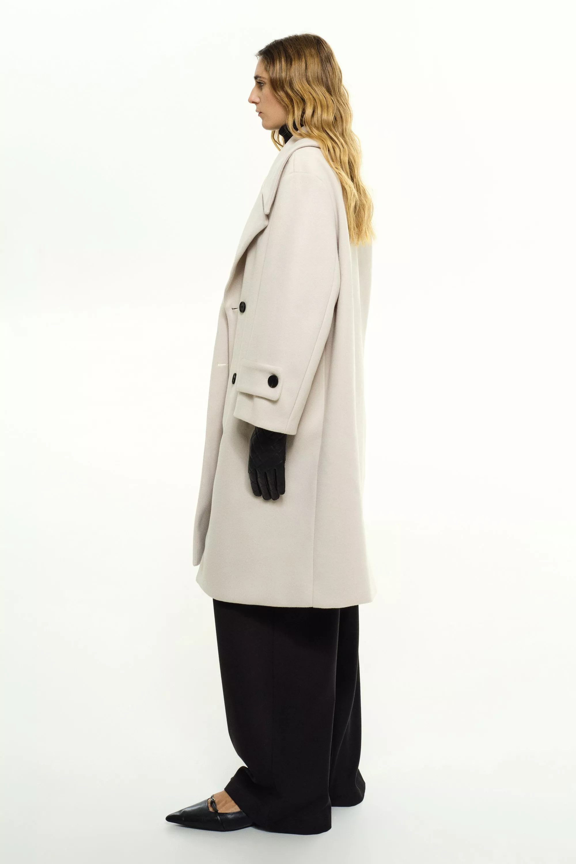 Damen Zweireihiger Mantel in Weiß von Ricano, Seitenansicht am Model