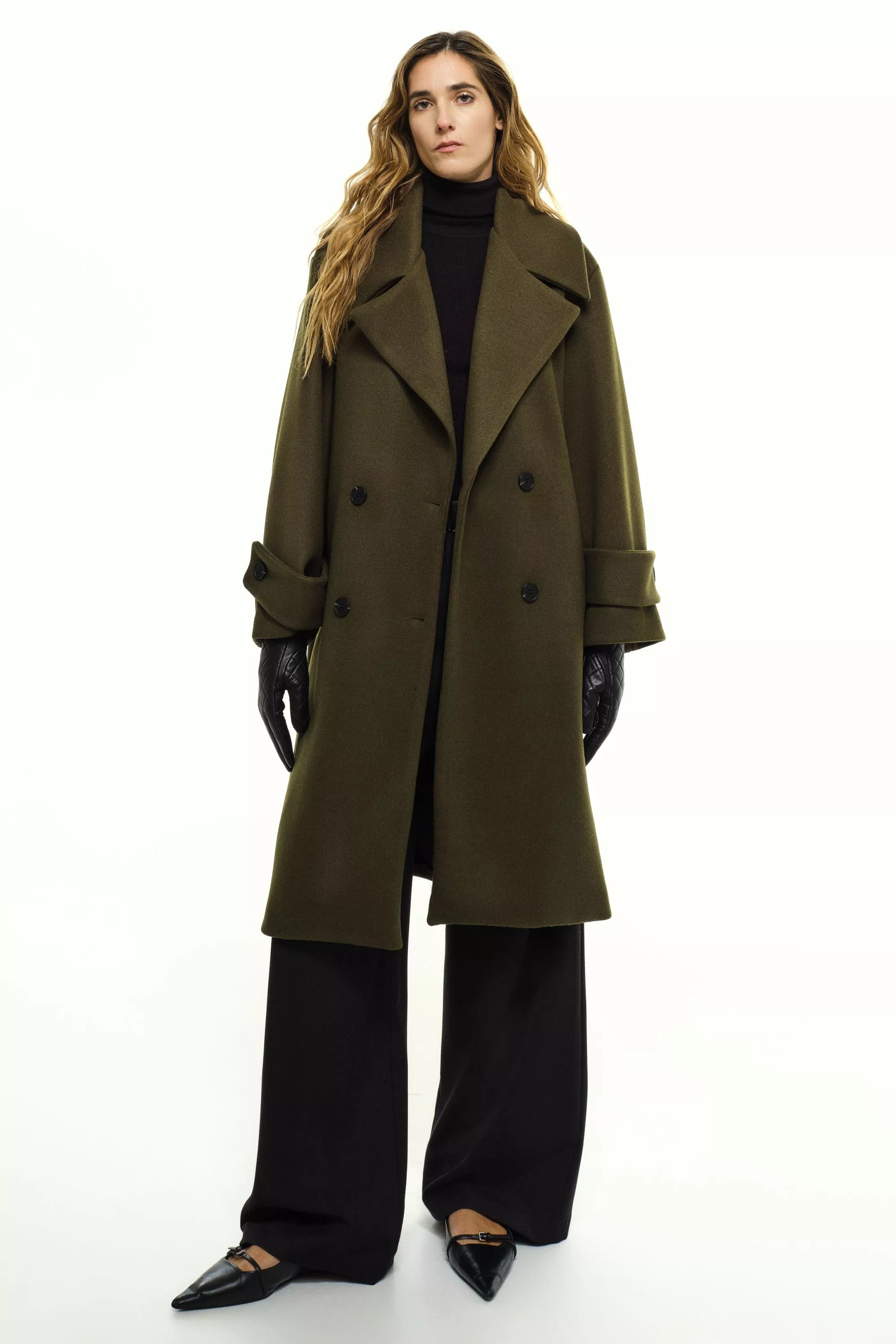 Damen Zweireihiger Mantel in Oliv von Ricano, Frontansicht am Model