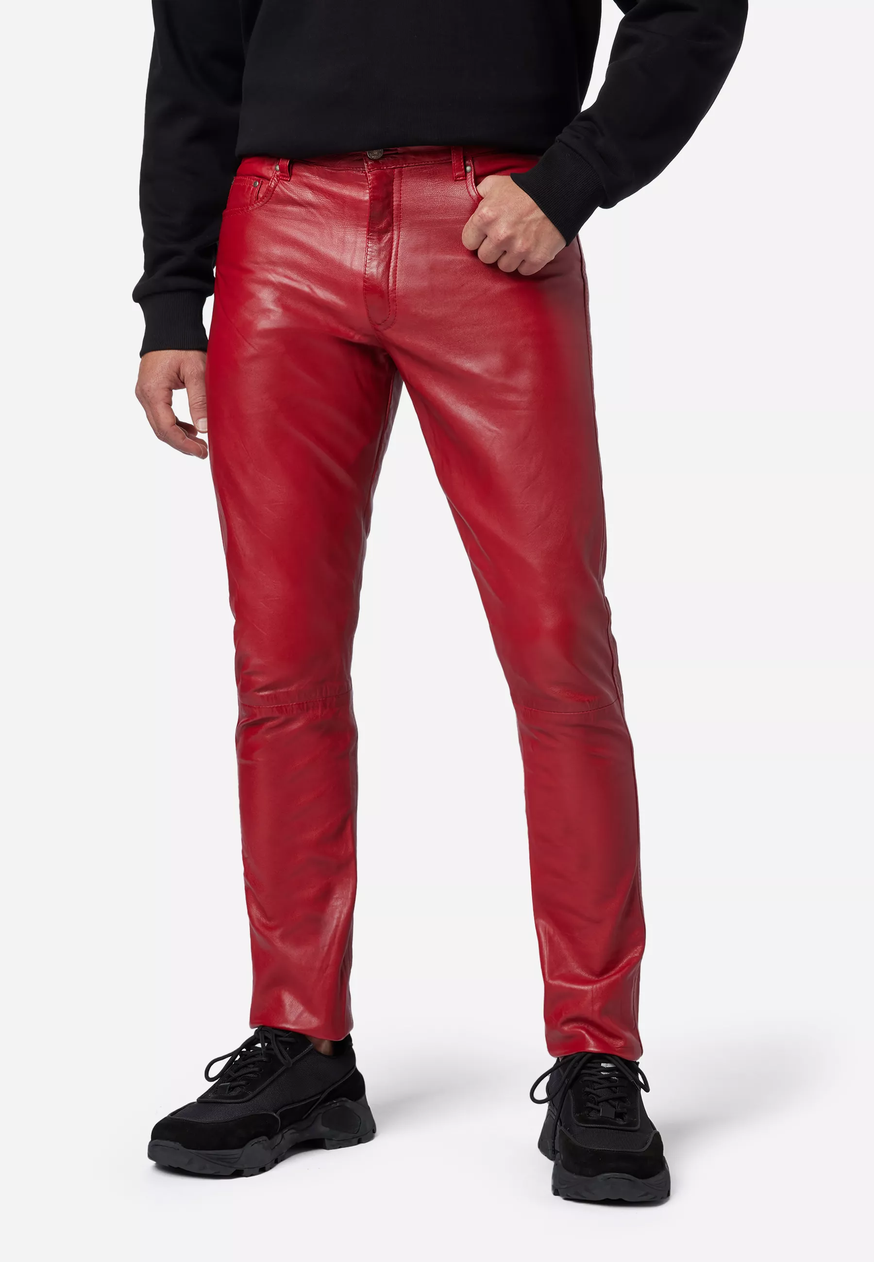 Herren Lederhose Slimfit in Rot von Ricano, Frontansicht am Model