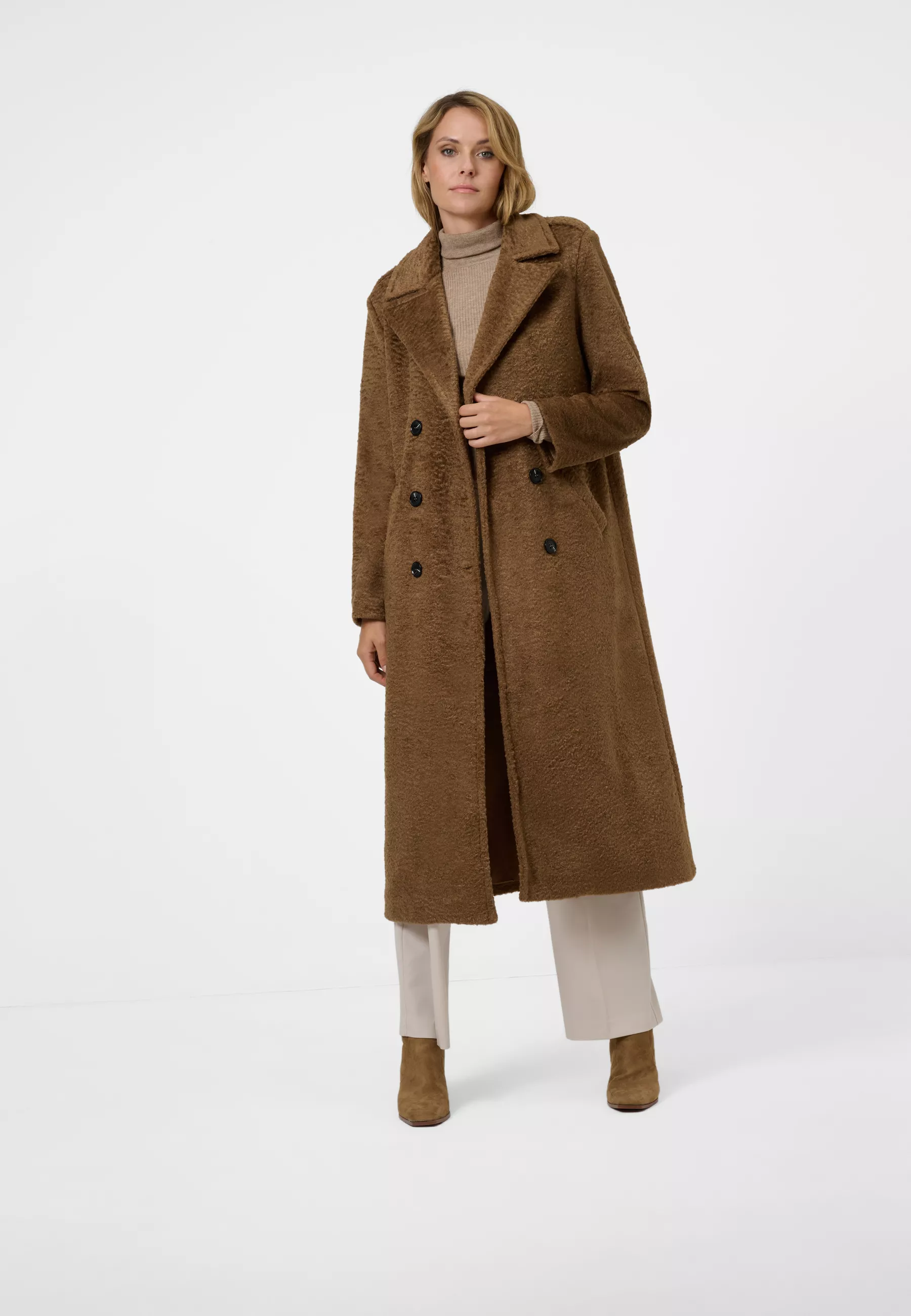 Damen Textil Mantel Pina in Braun von Ricano, Frontansicht am Model