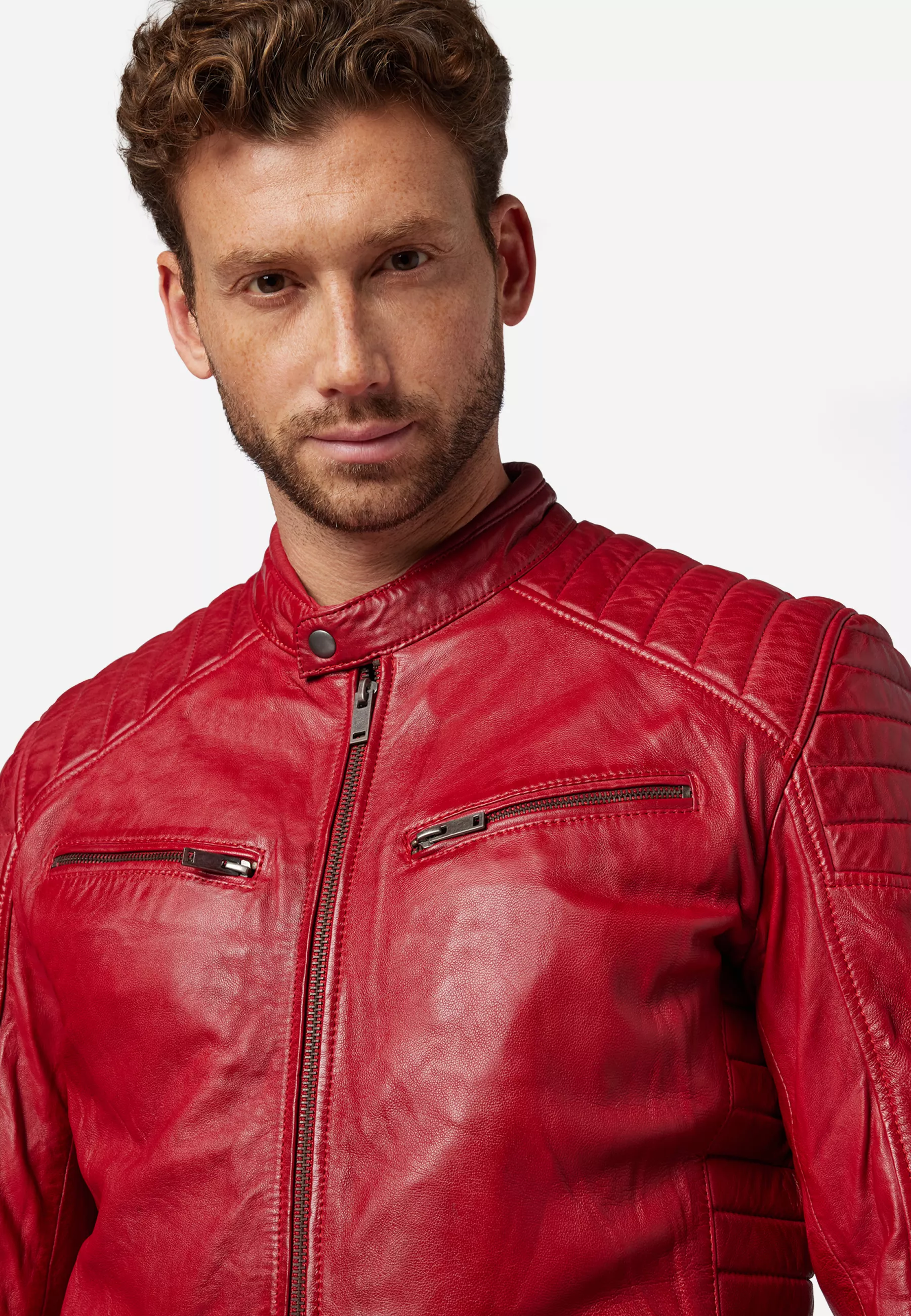 Herren Lederjacke Cooper in Rot von Ricano, Detailansicht am Model vom Kragen und den Brusttaschen
