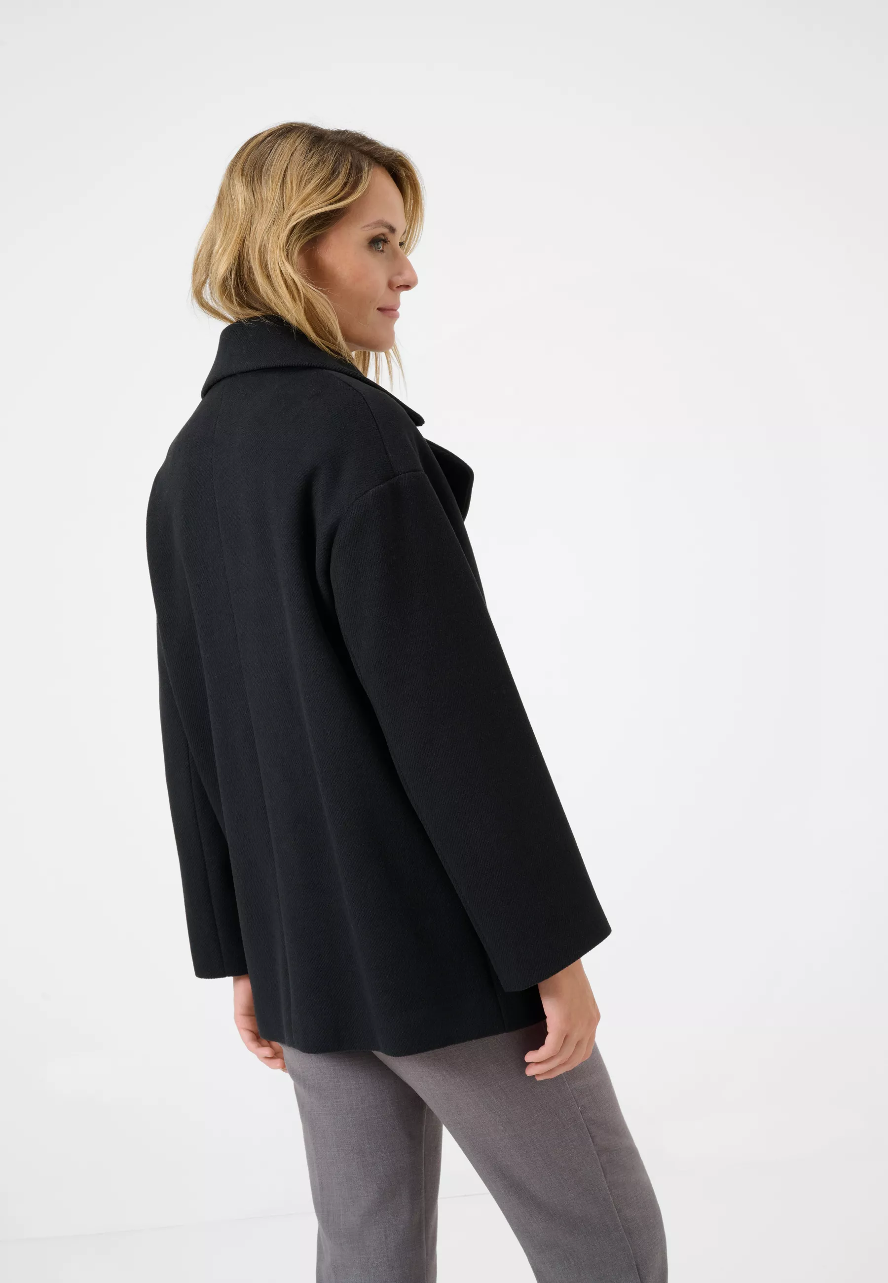 Damen Textil Mantel Nina in Schwarz von Ricano, Rückansicht am Model