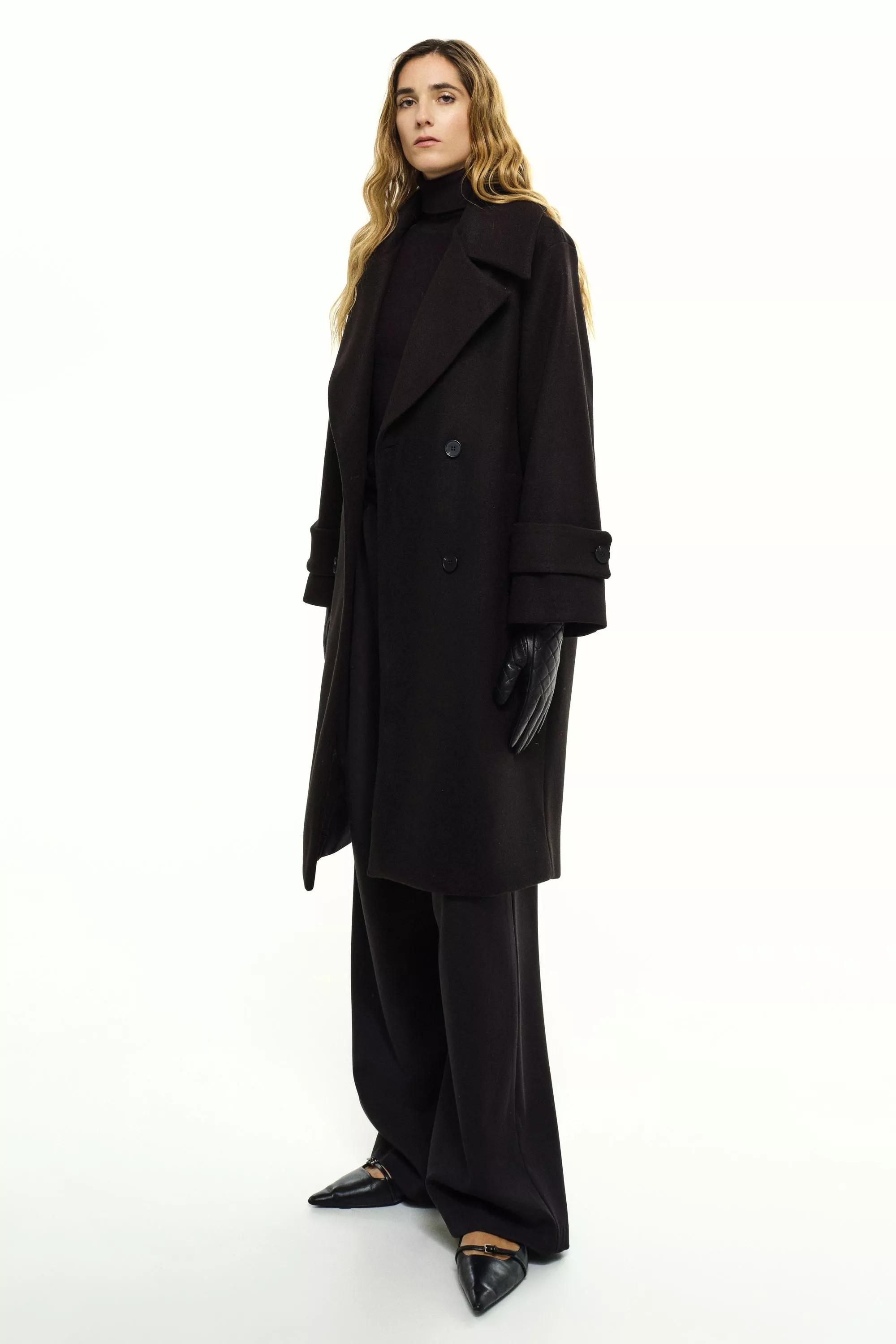 Damen Zweireihiger Mantel in Schwarz von Ricano, Frontansicht am Model (3)