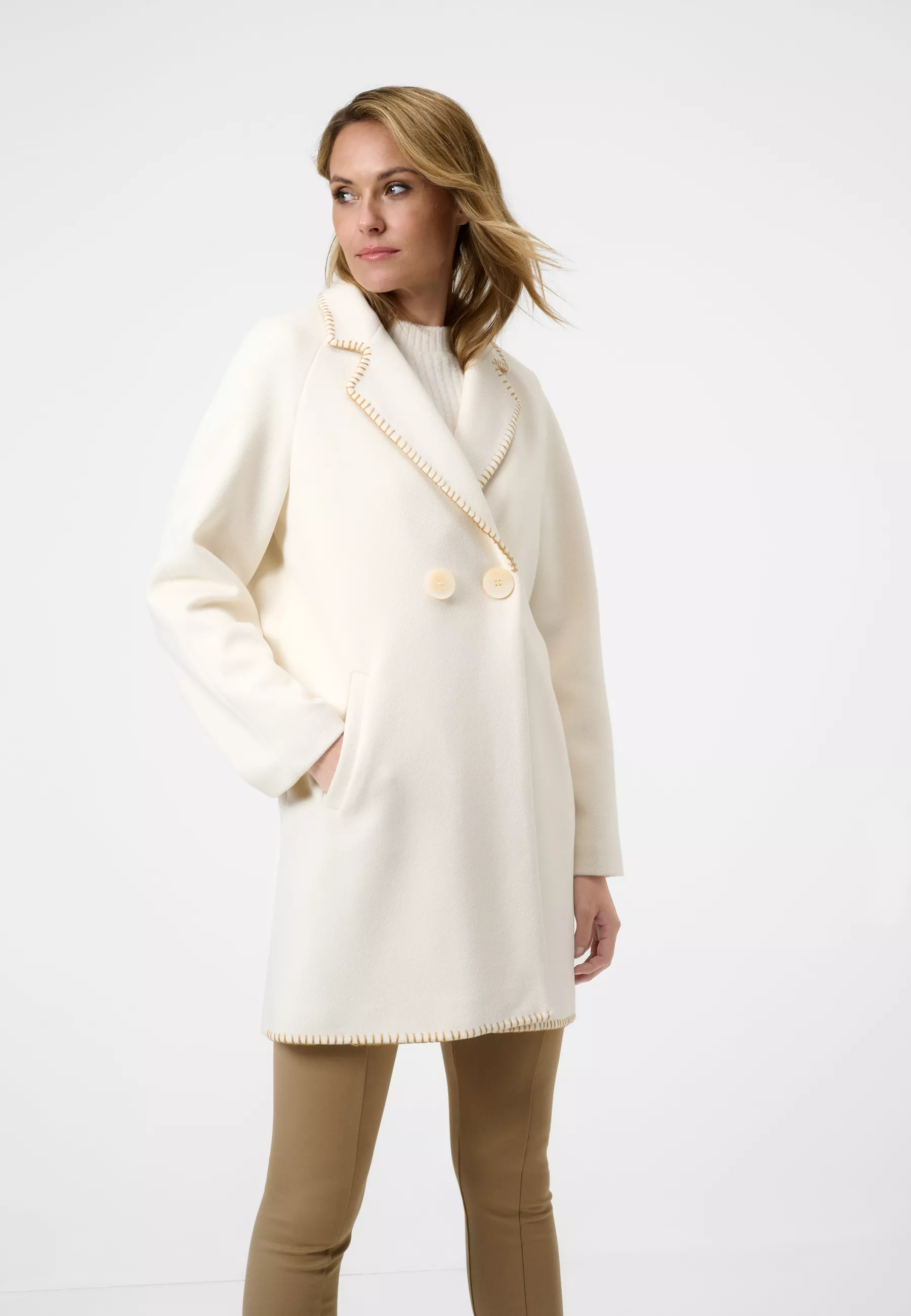 Damen Textil Mantel Silvia in Weiß von Ricano, Frontansicht am Model