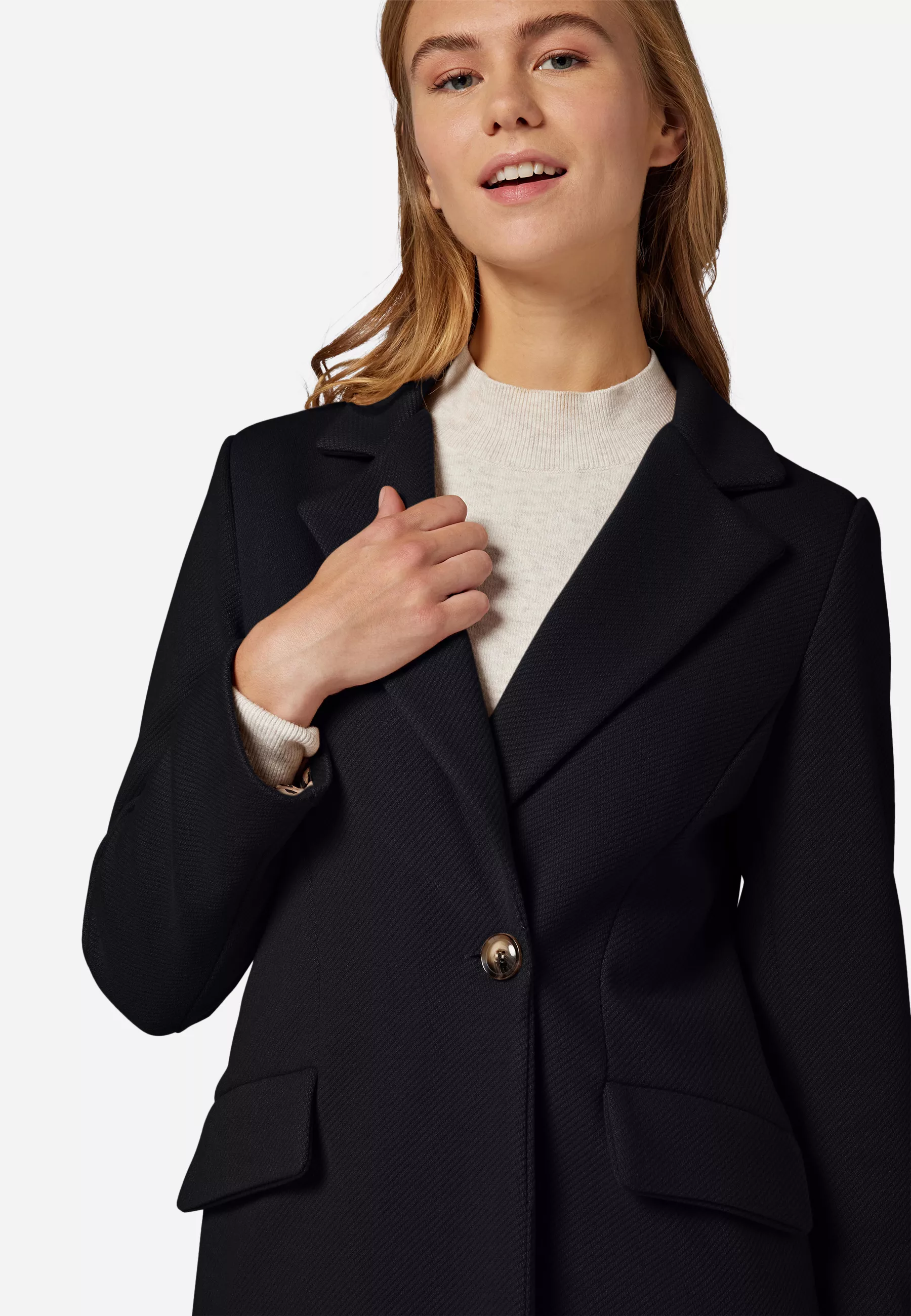 Damen Mantel Grazia in Schwarz von Ricano, Detailansicht am Model Reverskragen Knöpfe und Taschen