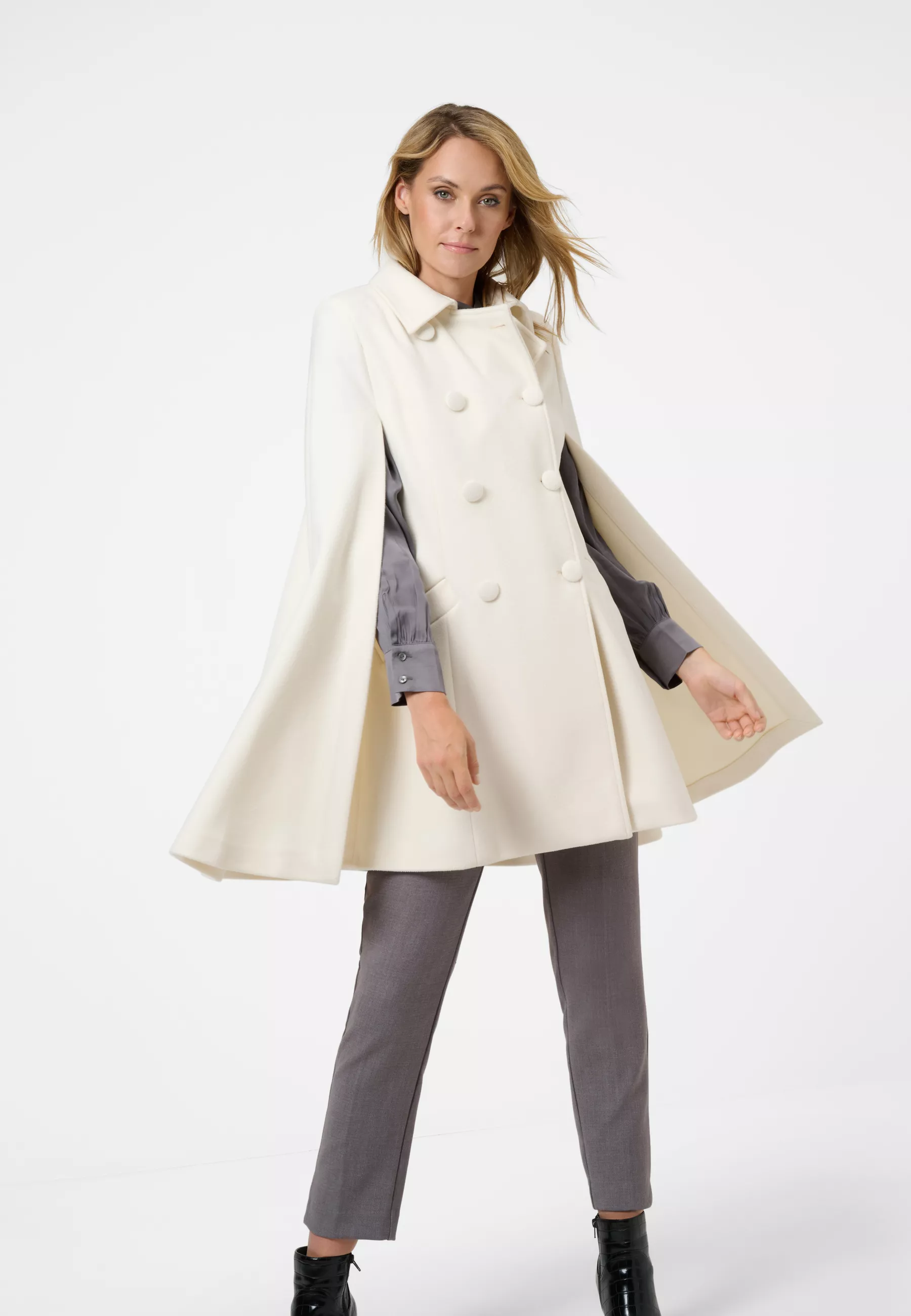 Damen Textil Mantel Noemi in Weiß von Ricano, Frontansicht am Model