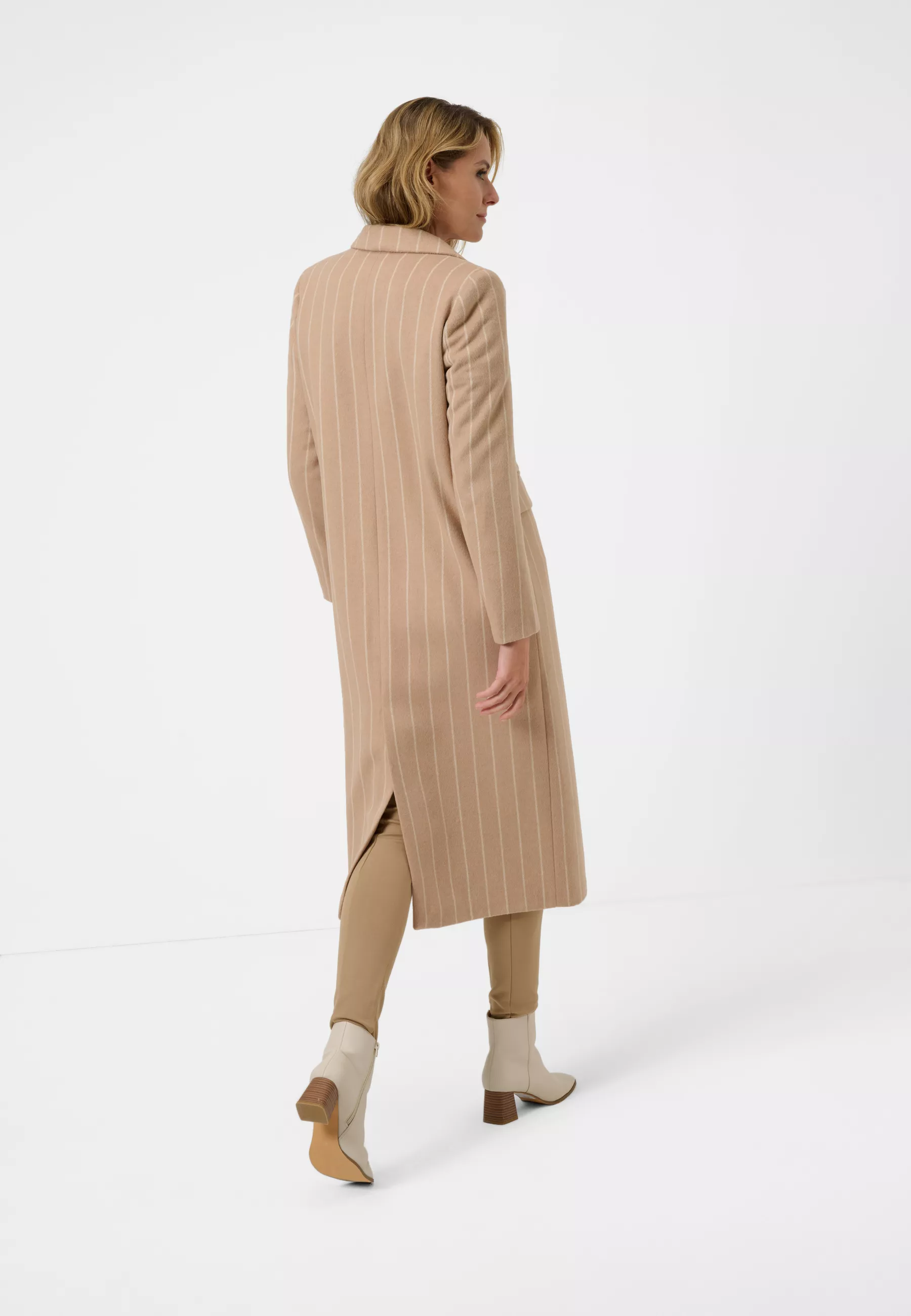 Damen Textil Mantel Valia in Beige Gestreift von Ricano, Rückansicht am Model