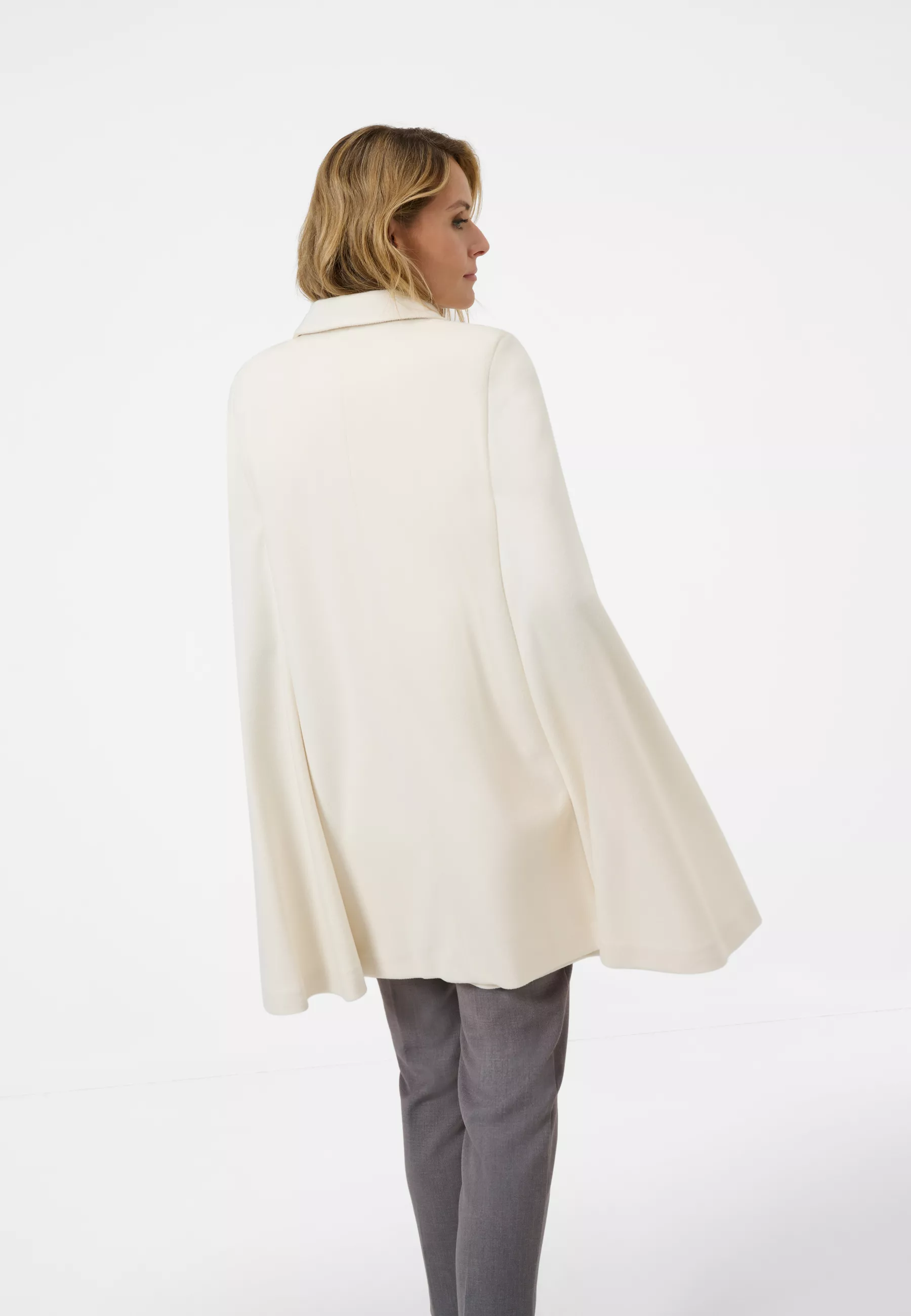 Damen Textil Mantel Noemi in Weiß von Ricano, Rückansicht am Model