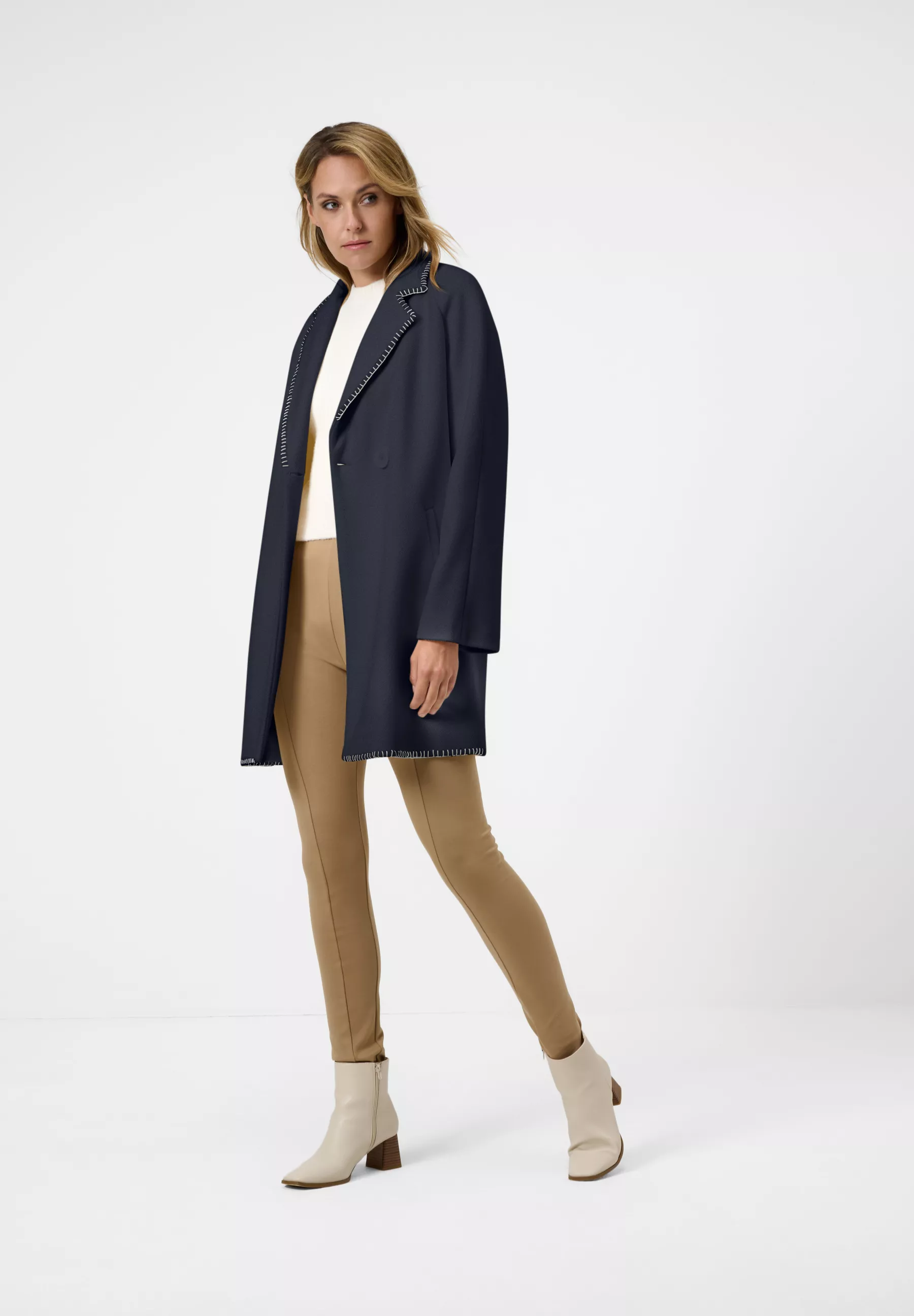 Damen Textil Mantel Silvia in Blau von Ricano, Vollansicht am Model