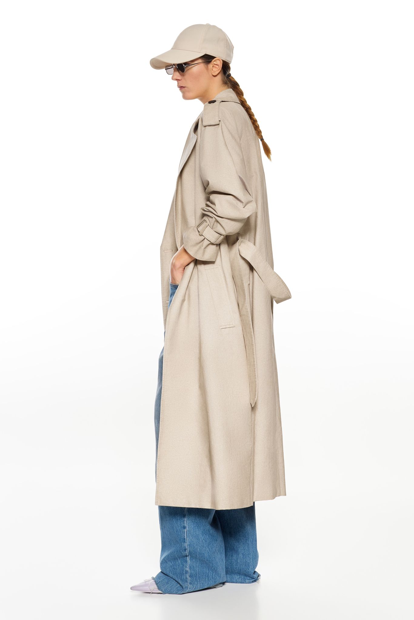 Damen Textil Mantel Clarissa in Beige von Ricano - Seitliche Ansicht am Model