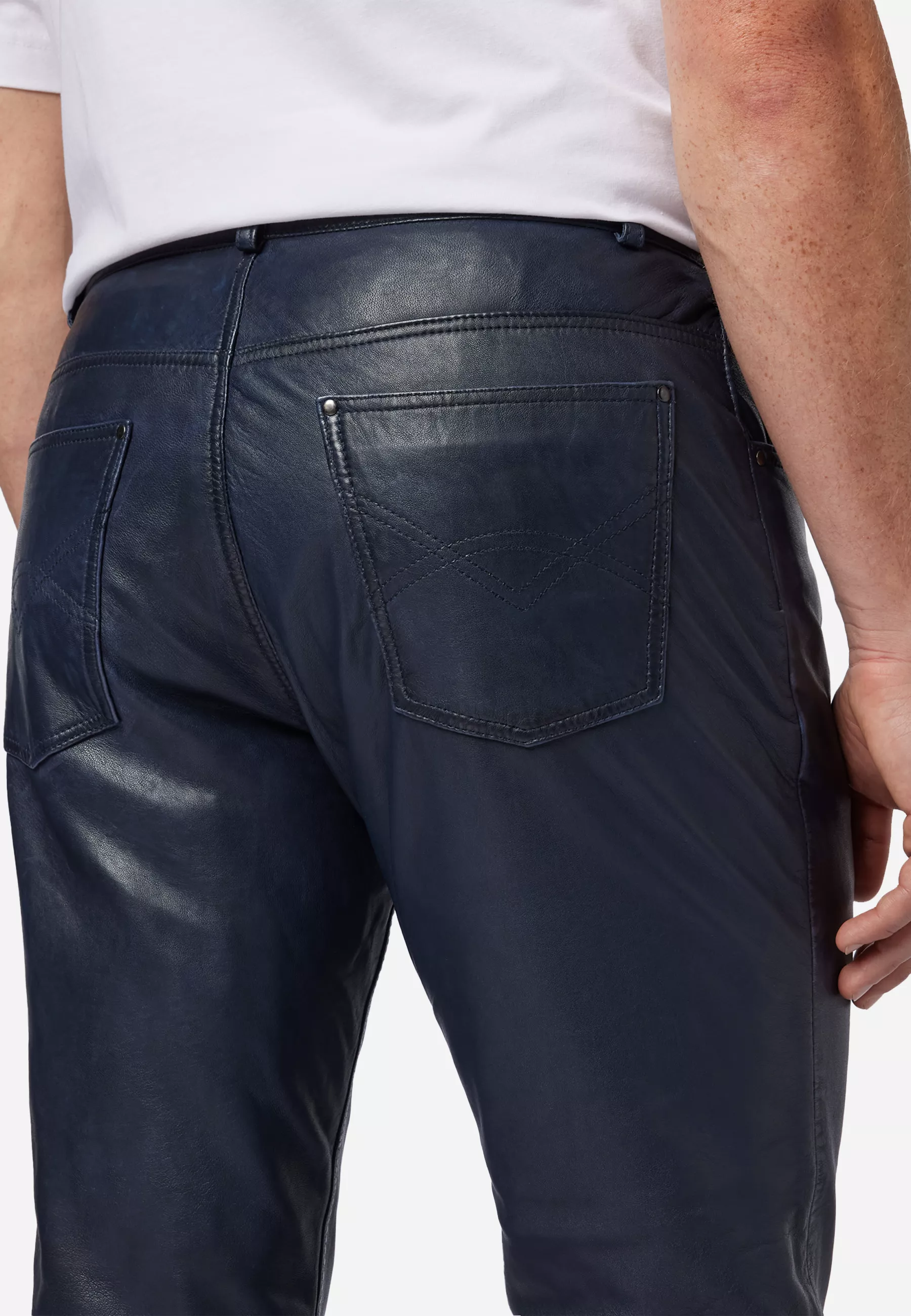 Herren Lederhose Trant Pant in Blau von Ricano, Detailansicht vom Five Pocket Look am Model