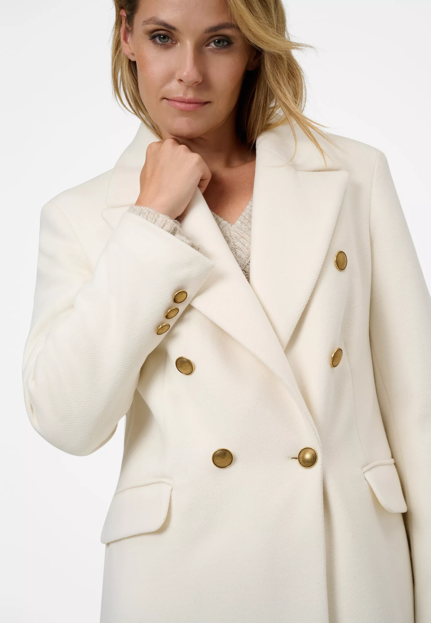 Damen Textil Mantel Giulia in Weiß von Ricano, Detailansicht am Model