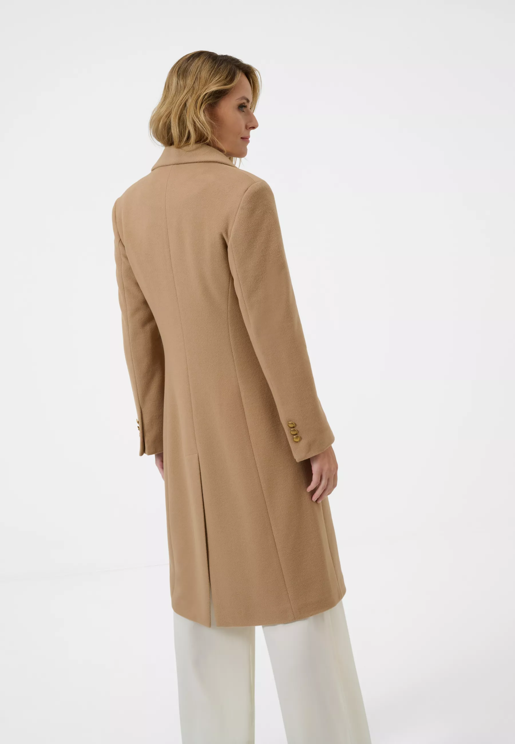 Damen Textil Mantel Giulia in Camel von Ricano, Rückansicht am Model