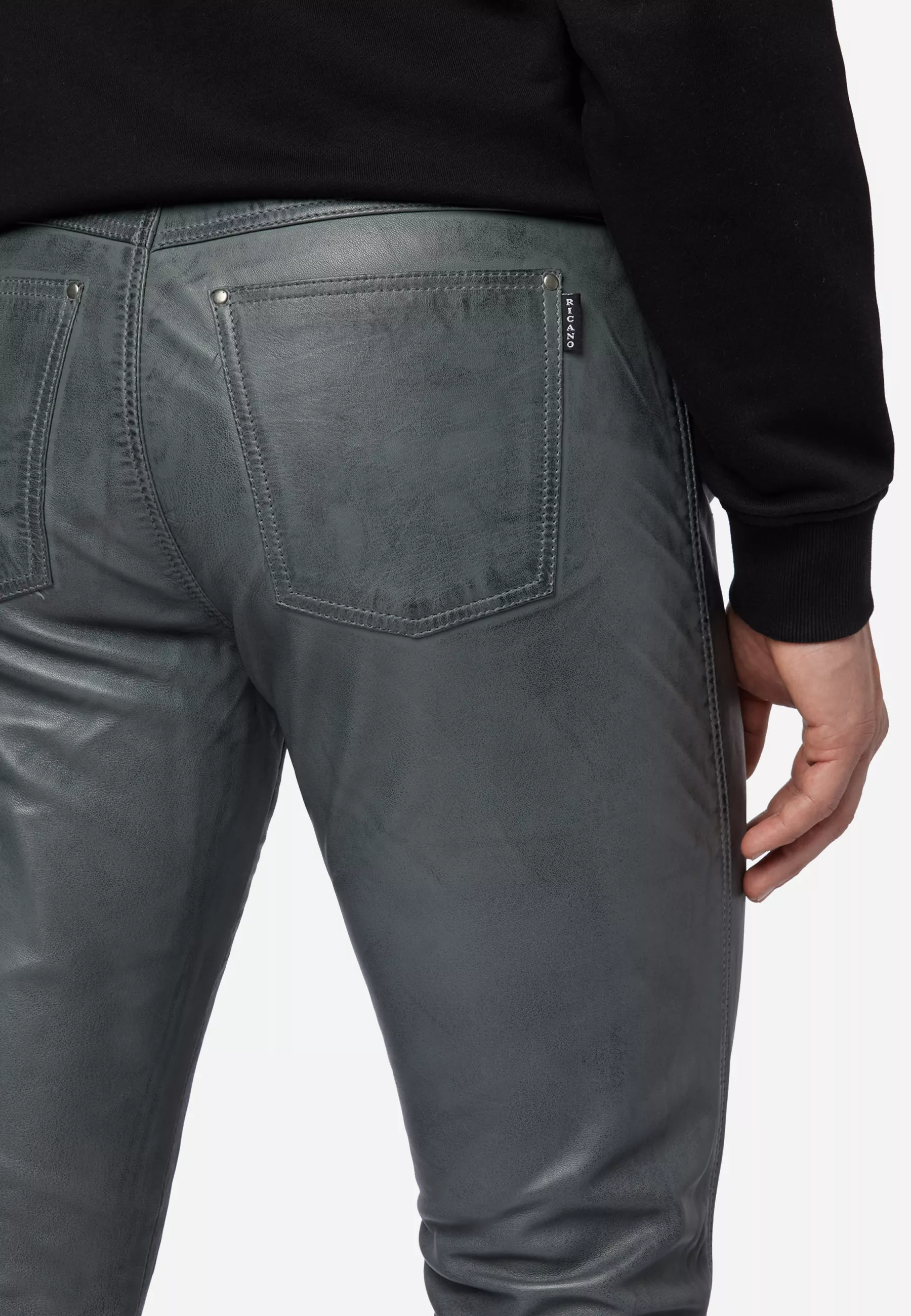 Herren Lederhose Slim Fit in Grau von Ricano, Detailansicht vom Five Pocket Look am Model