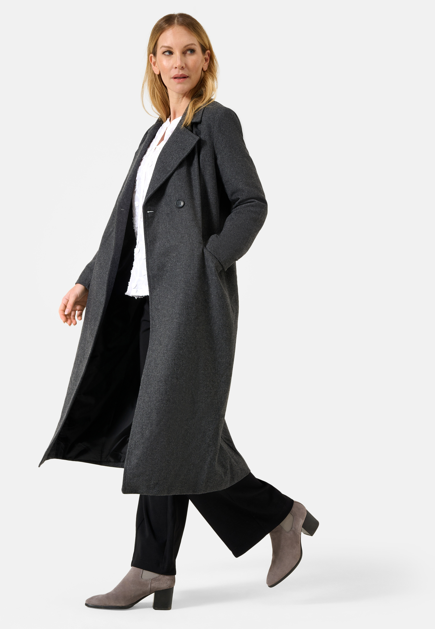Damen Textil Mantel Alberta in Grau von Ricano, Detailansicht seitlich, Reversekragen offen mit V-Ausschnitt, Einschubtasche links, Knopfverschluss oben